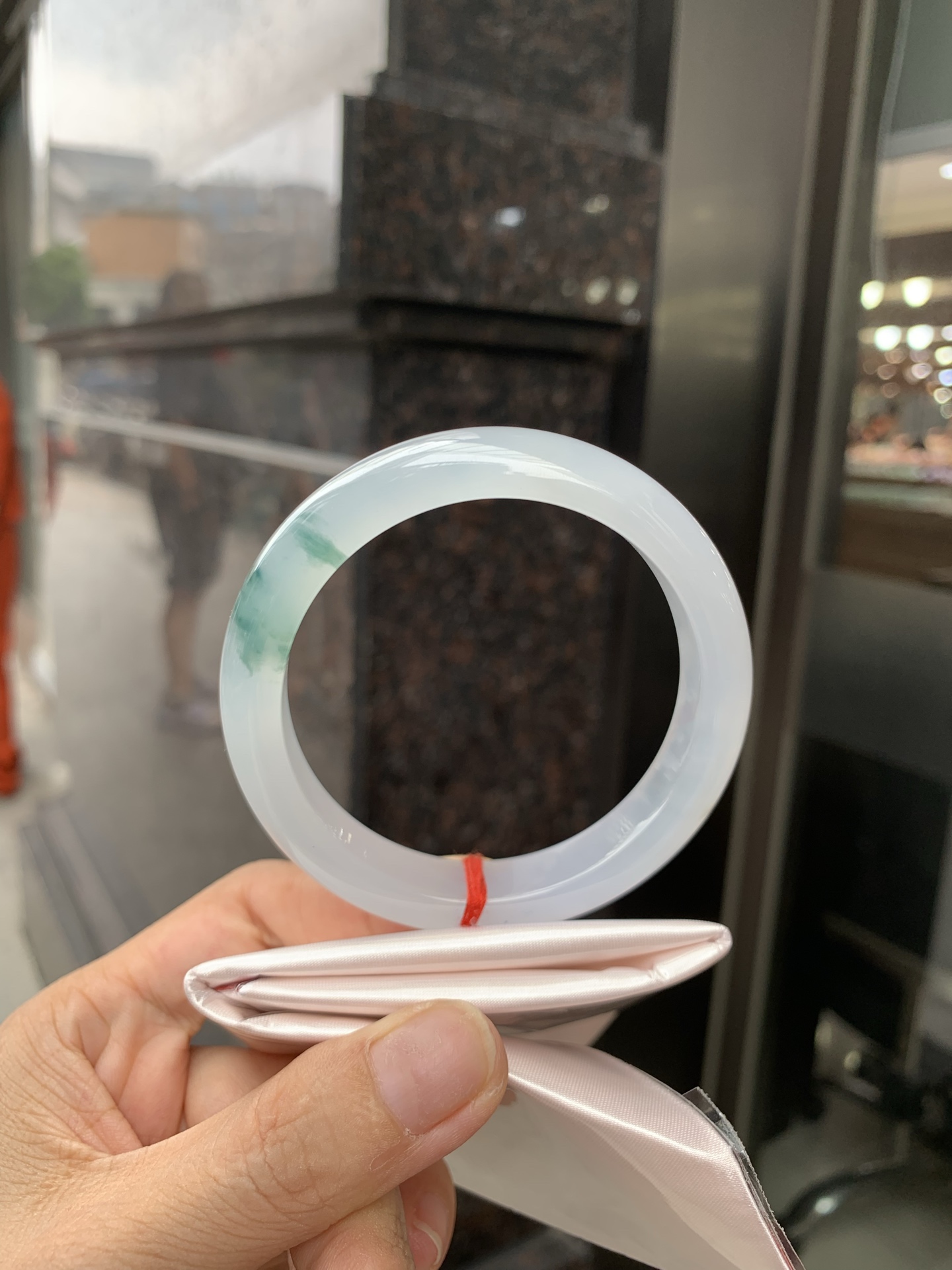 冰飘花正圈 57.5-8.1-11.7 0629-N1111 打灯细纹，不影响，底妆胶润细腻，冰底中开出了朵朵兰花，飘花灵动飘逸，勾勒出一幅唯美诗意的山水意境画，古典优雅又秀气