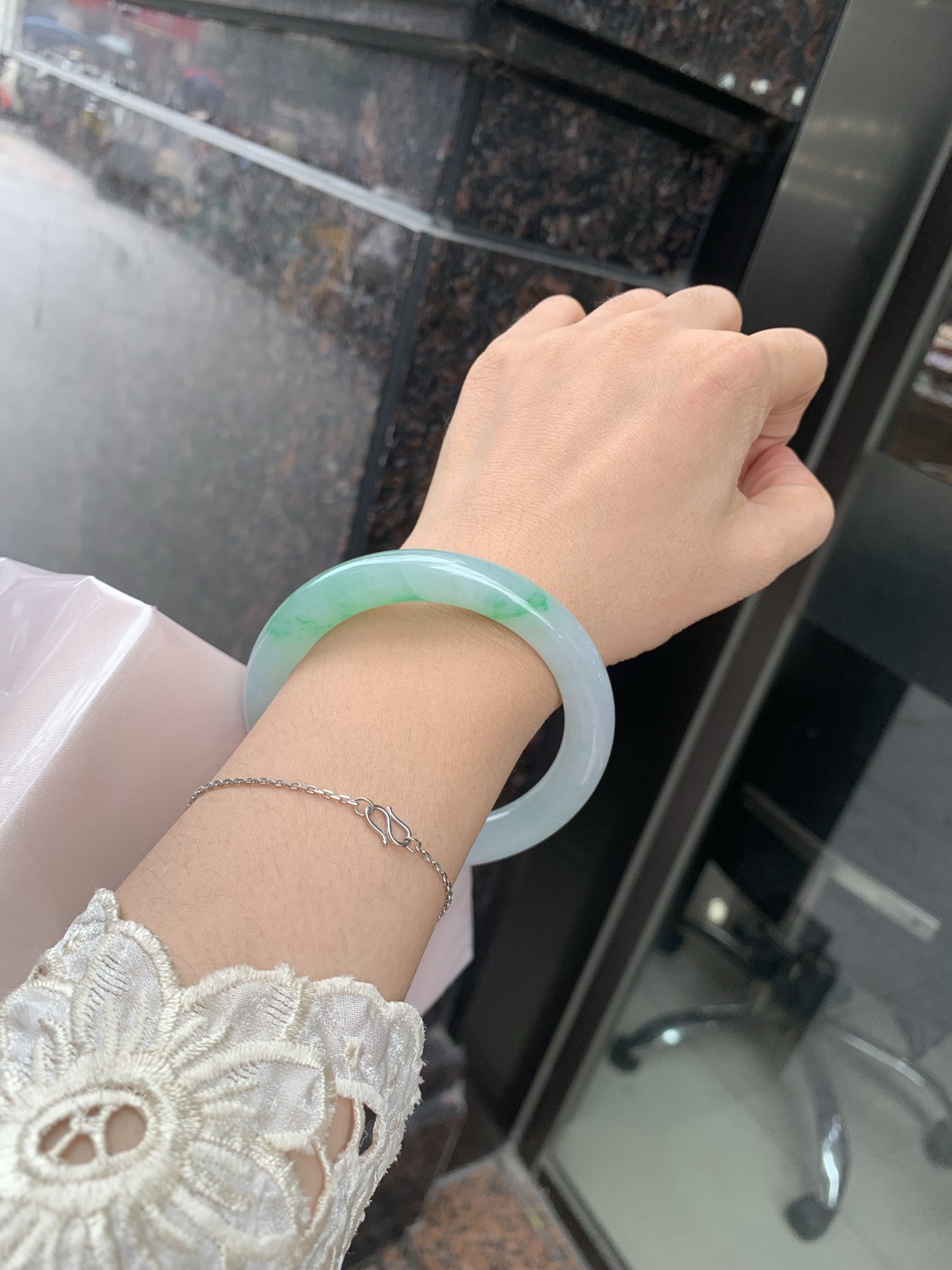白底青阳绿圆条 0629-N1108-1 打灯细纹，底妆冰润，半圈阳绿花点缀，腕间风华，干净纯净的底色上，一抹翠色肆意流淌，宛如春日里的繁华盛景