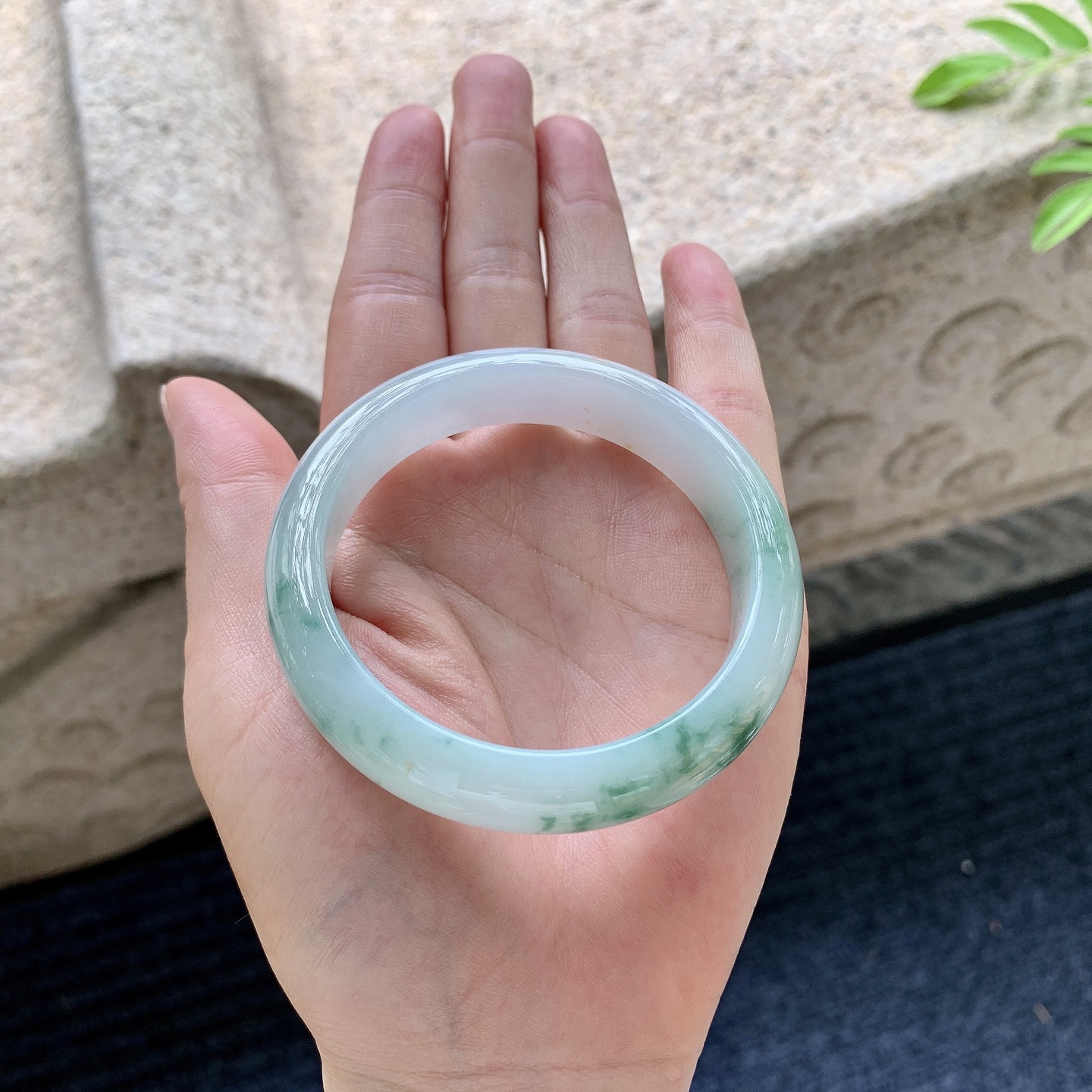 正圈52 53【圈口】53.5/12.8/8【编码】HJ063004【描述】细糯飘花，水润，种老，细腻，无裂