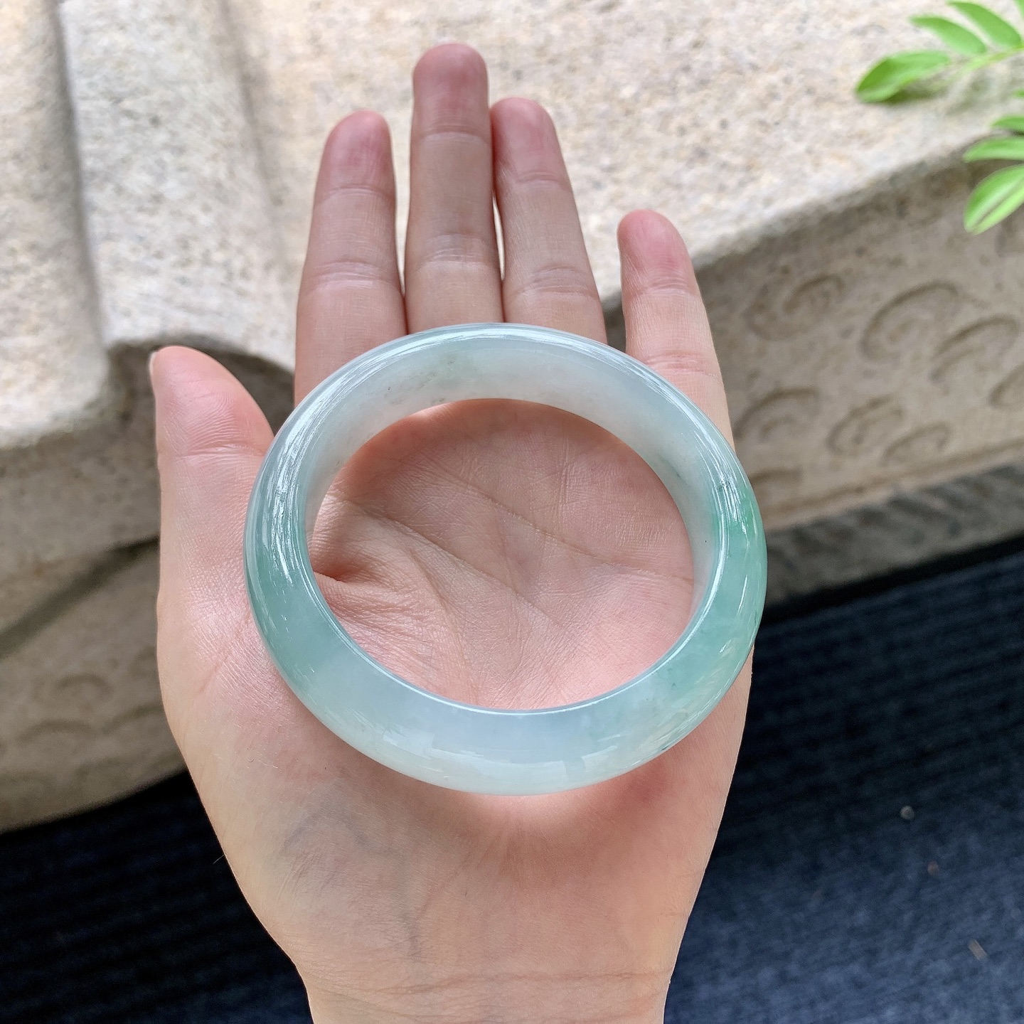 正圈55 56【圈口】55.2/14/8.7【编码】WW063033【描述】糯冰飘花，水润，种老，细腻，打灯有纹线