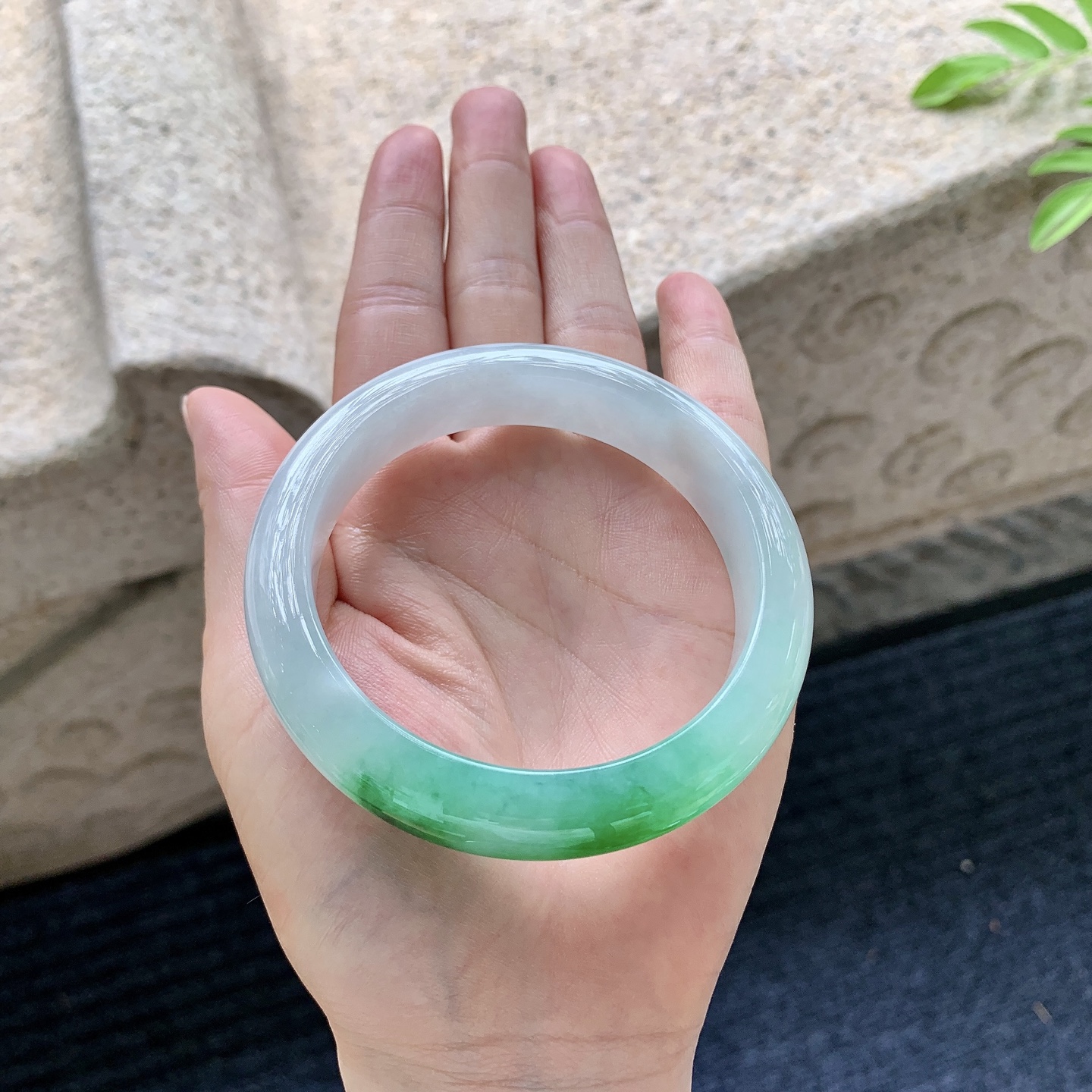 正圈58 59【编码】BM063037【描述】糯冰飘辣绿，水润，种老，细腻，打灯有棉线