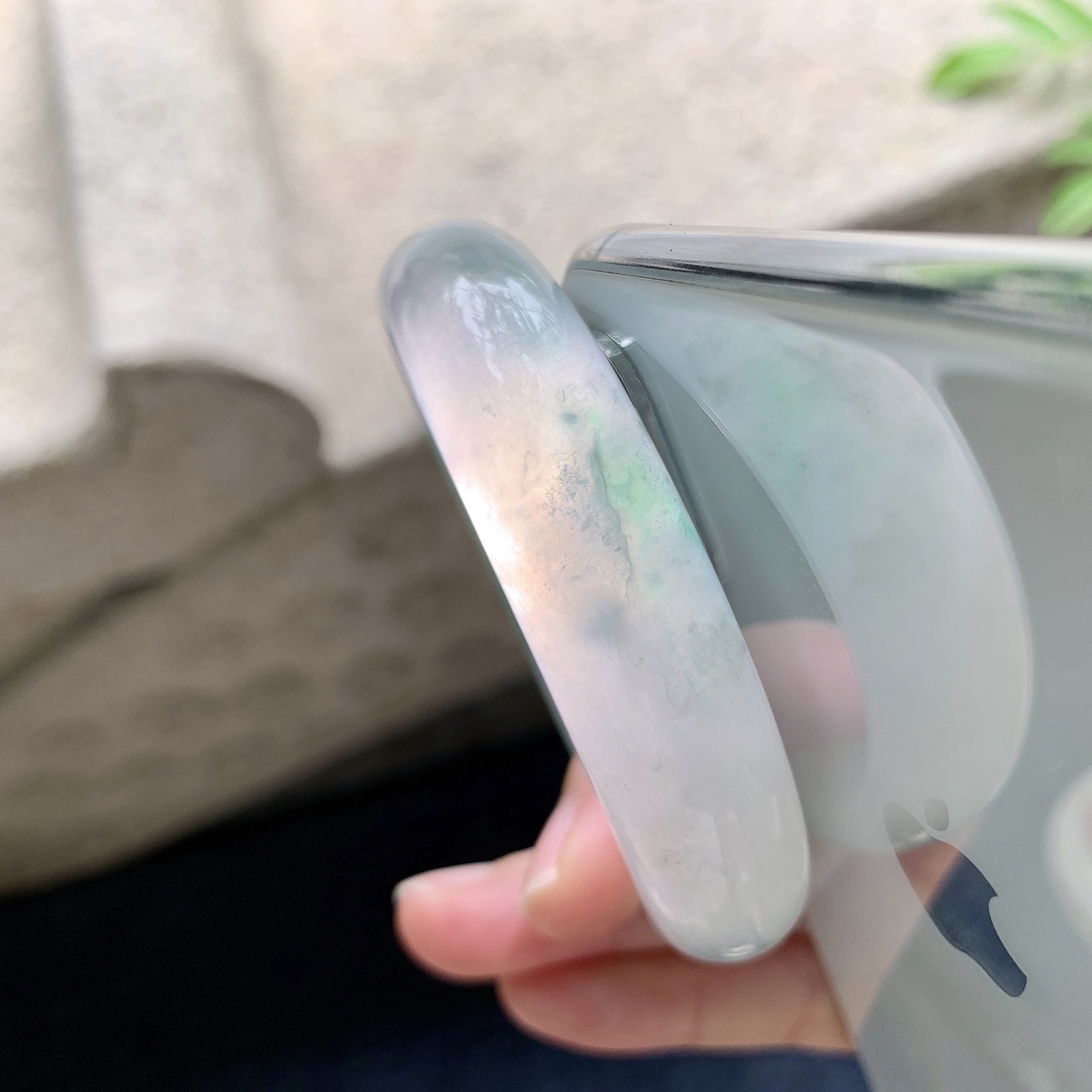 正圈55 56【圈口】55.2/14/8.7【编码】WW063033【描述】糯冰飘花，水润，种老，细腻，打灯有纹线
