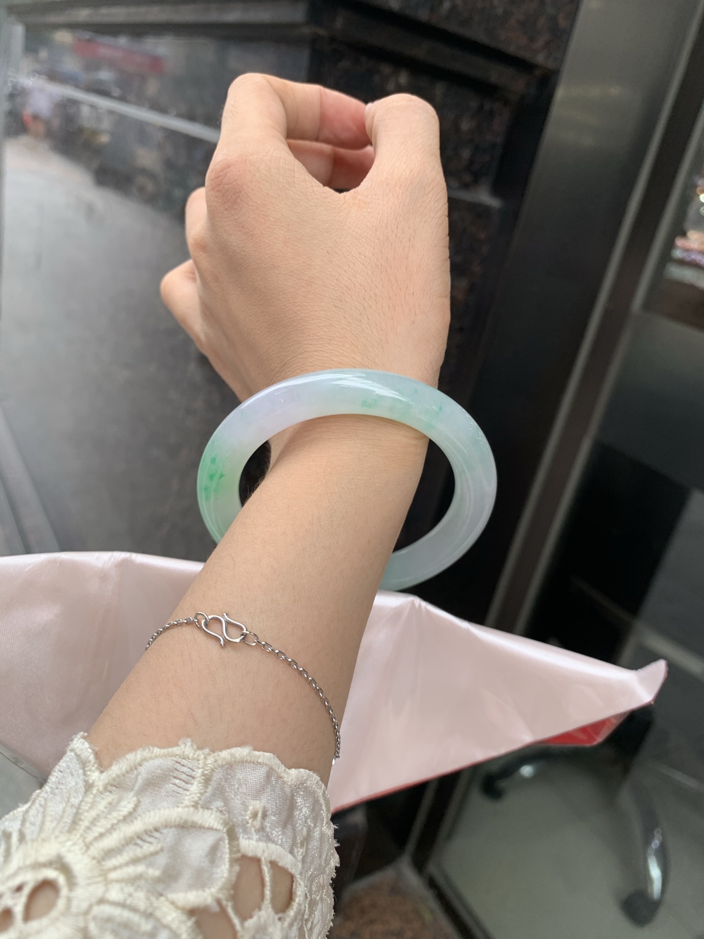 白底青阳绿圆条 54.6-9.5-9.5 0629-N1108-2 打灯细纹，底妆冰润，满圈飘阳绿花点缀，腕间风华，干净纯净的底色上，一抹翠色肆意流淌，宛如春日里的繁华盛景