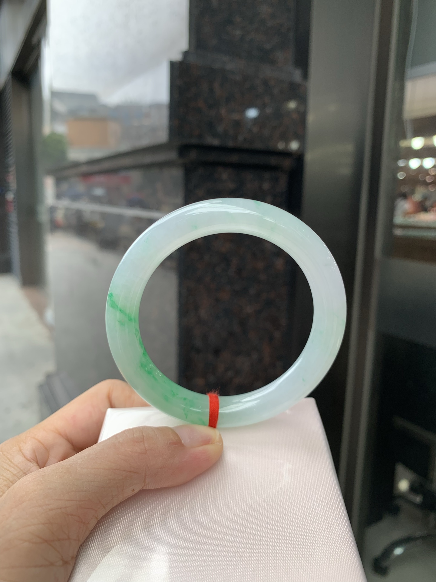 白底青阳绿圆条 0629-N1108-1 打灯细纹，底妆冰润，半圈阳绿花点缀，腕间风华，干净纯净的底色上，一抹翠色肆意流淌，宛如春日里的繁华盛景