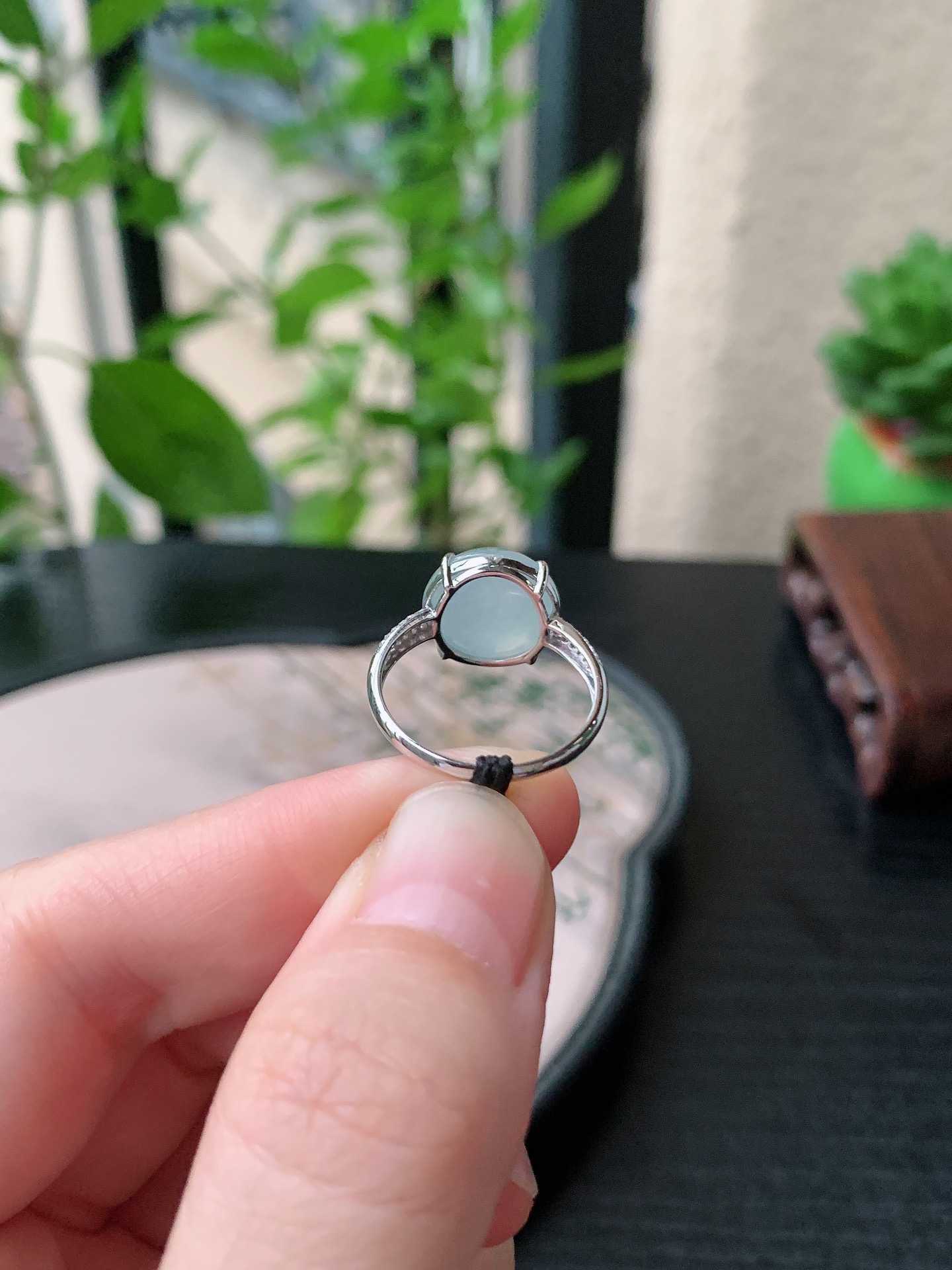 18k金镶嵌老坑冰种胶感白月光戒指 裸石尺寸:11.7-11.6-6.6mm