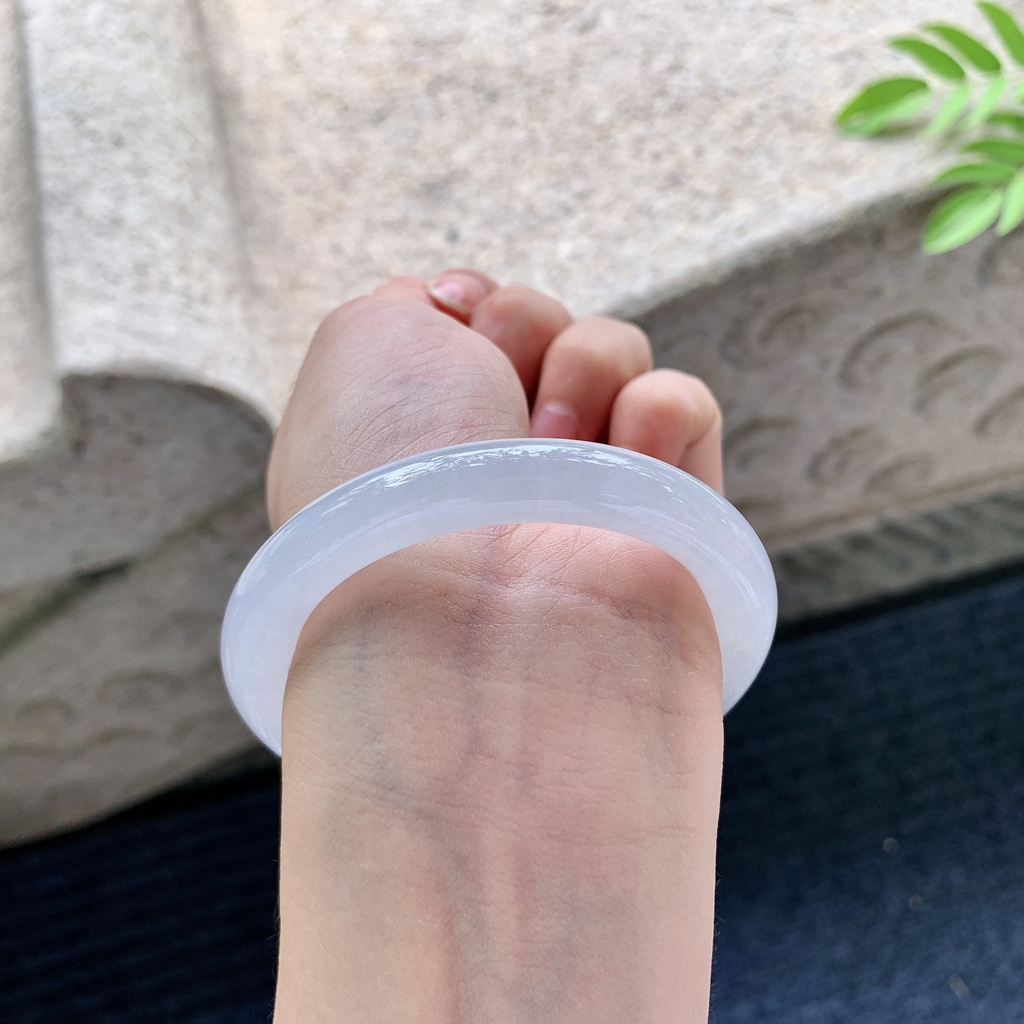 圆条50 51【圈口】51.5/9/9【编码】C5062902【描述】糯冰底色，水润，种老，细腻，打灯有棉线