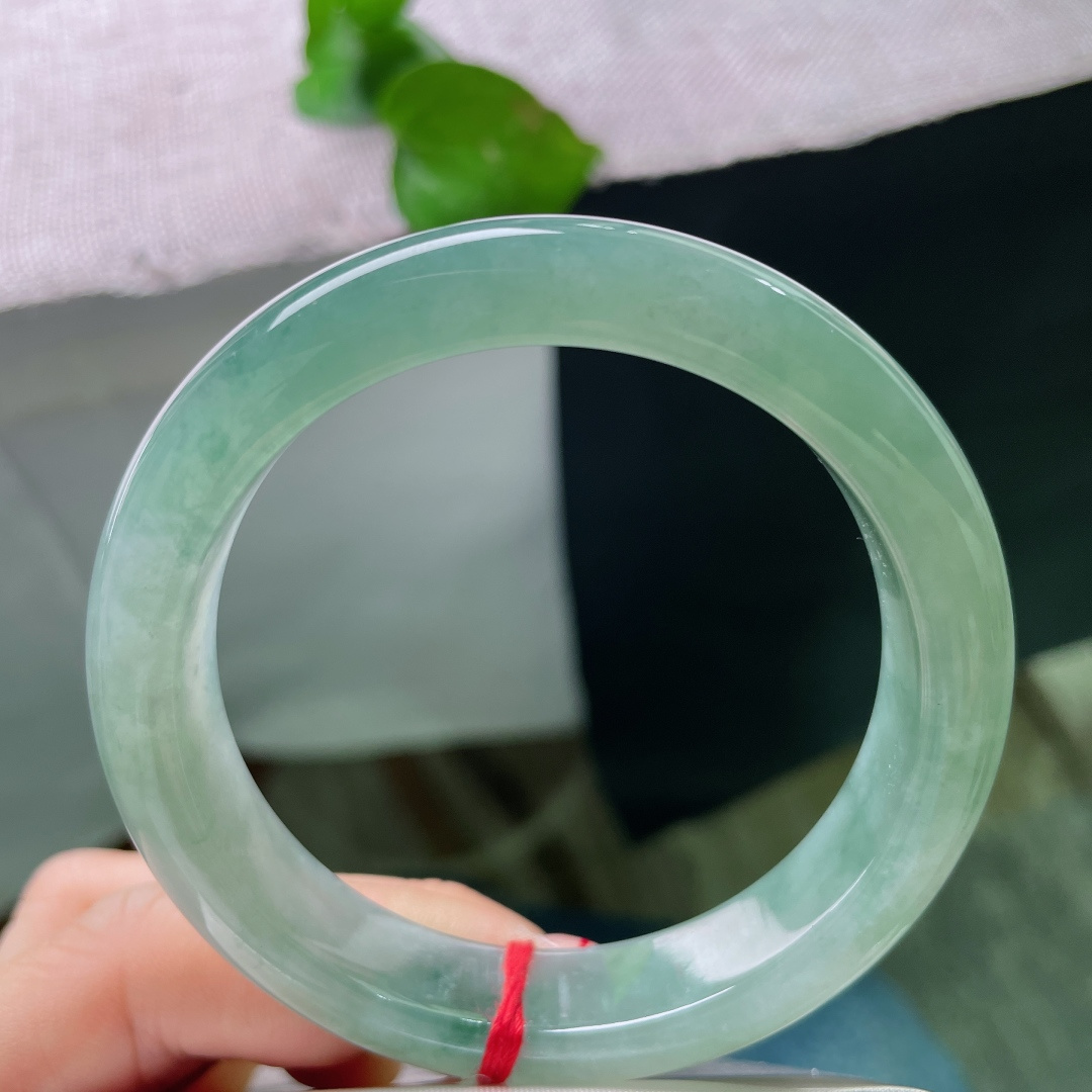 56.6/12.4/9，飘花正圈，种水通透清亮匀净淡蓝调，自带天然雪花棉与零星飘绿，层次灵动不杂乱。