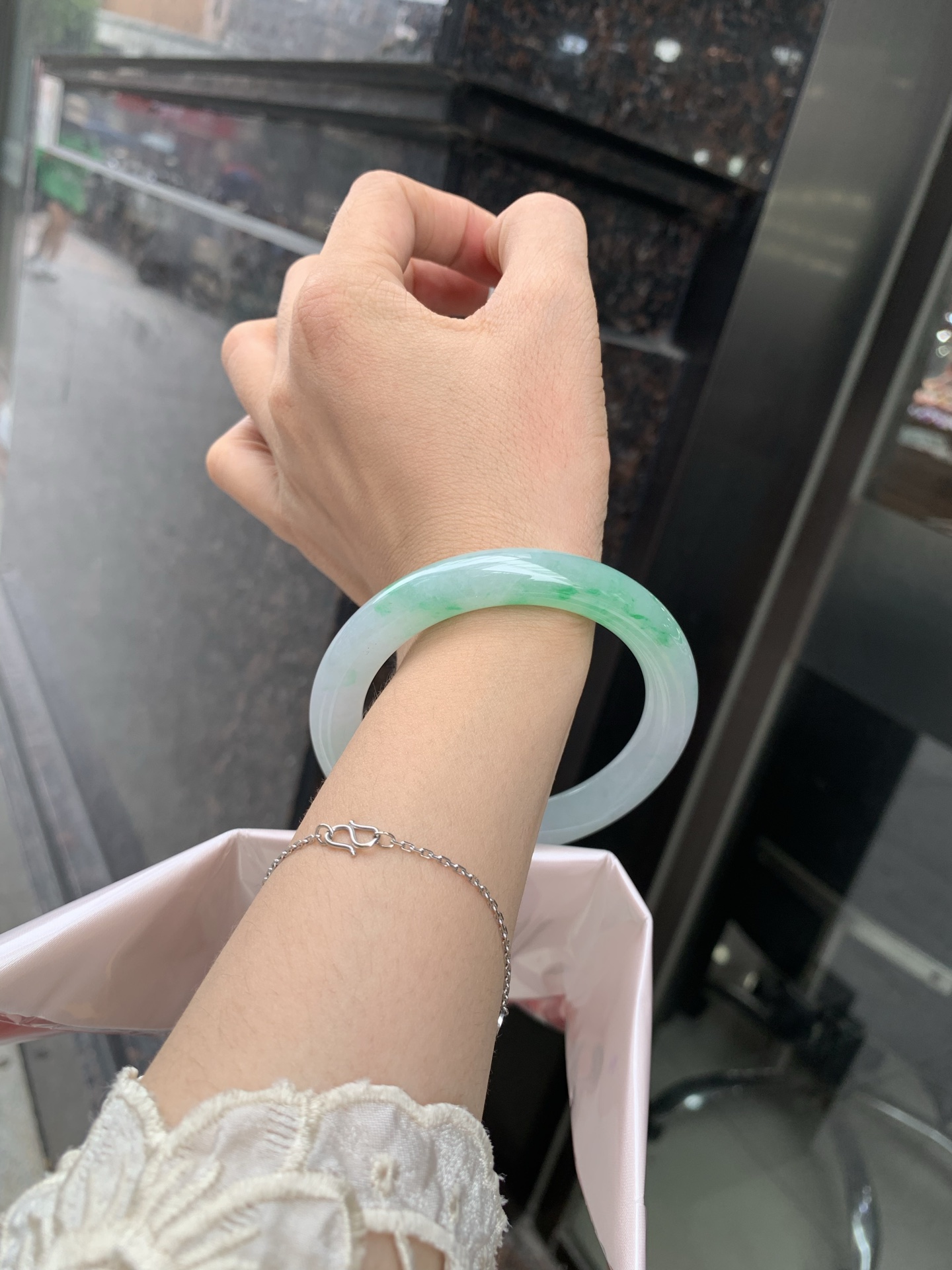 白底青阳绿圆条 0629-N1108-1 打灯细纹，底妆冰润，半圈阳绿花点缀，腕间风华，干净纯净的底色上，一抹翠色肆意流淌，宛如春日里的繁华盛景