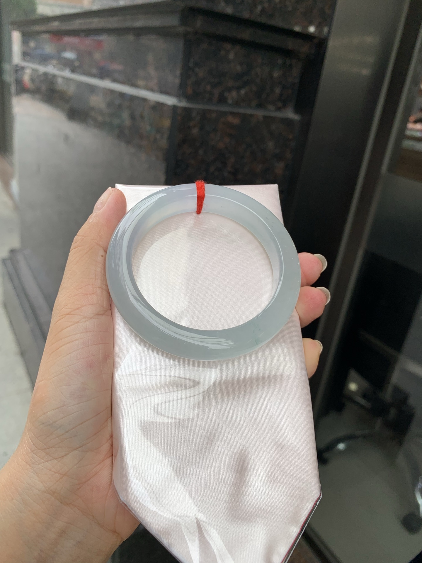 冰蓝正圈 57.6-9.4-11.5 0629-N1110 打灯棉线，底妆冰润细腻，千变万化的冰晴蓝底色，拥有海的颜色，却散发着星空的光芒，这是一只来自冰川蓝的清冷气质仙女镯。
