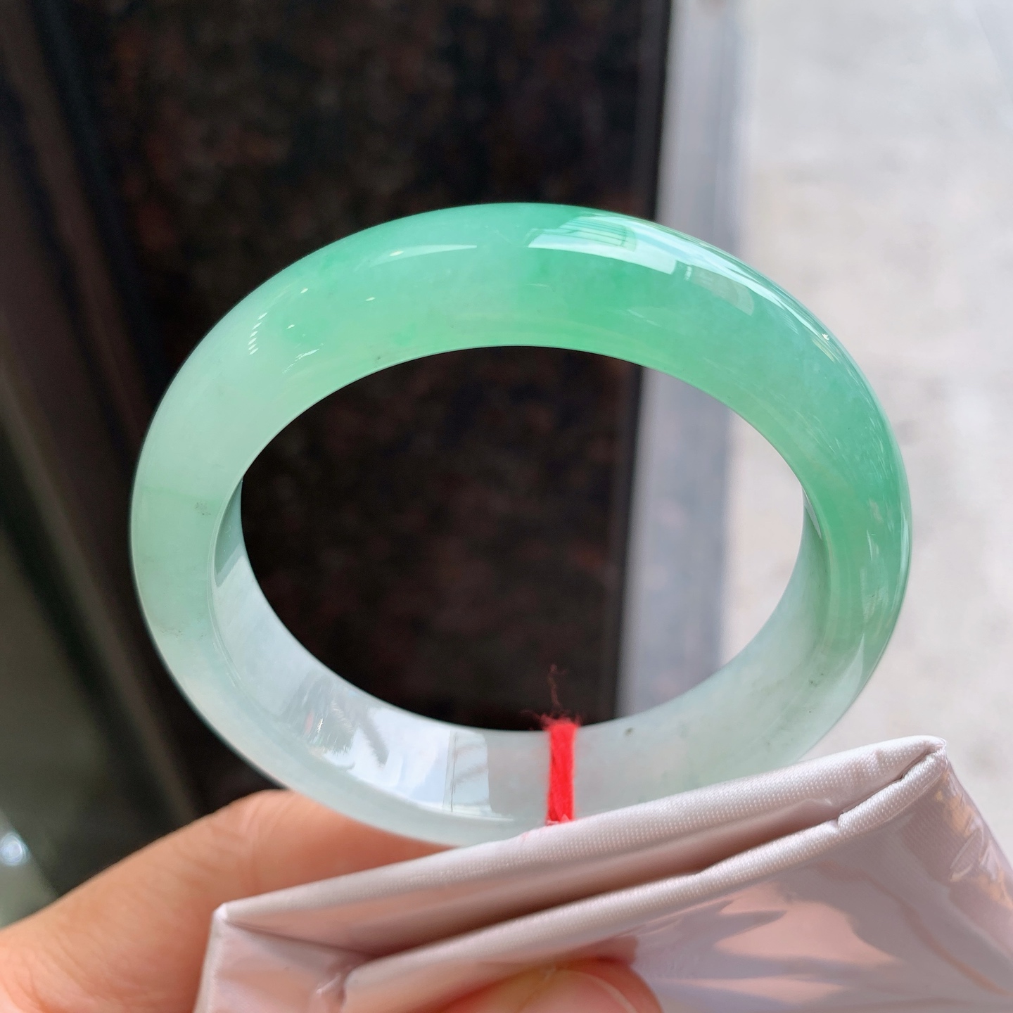 正圈冰飘绿 微杂质 尺寸：52/12.8/8.2 色清爽