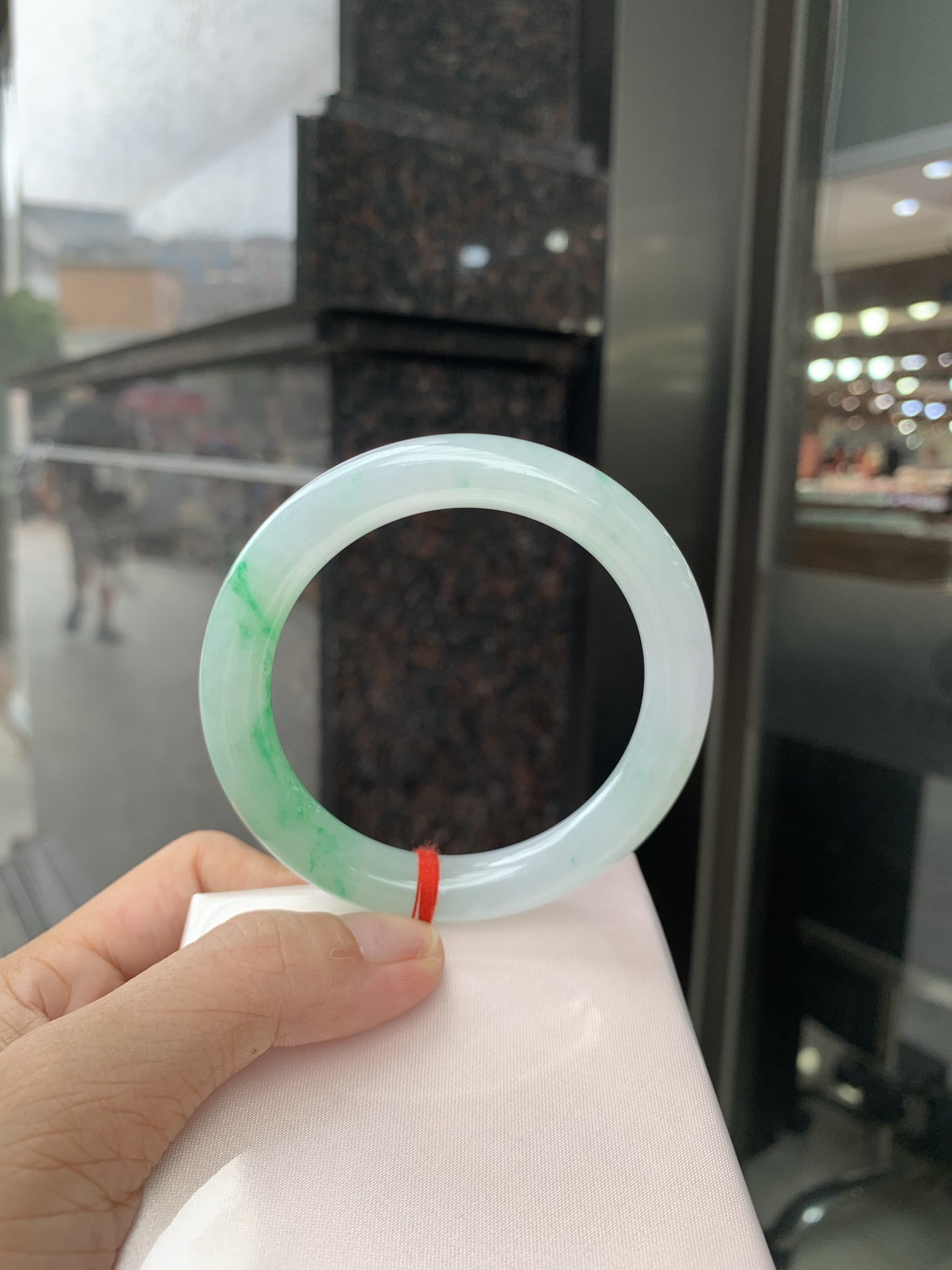 白底青阳绿圆条 0629-N1108-1 打灯细纹，底妆冰润，半圈阳绿花点缀，腕间风华，干净纯净的底色上，一抹翠色肆意流淌，宛如春日里的繁华盛景