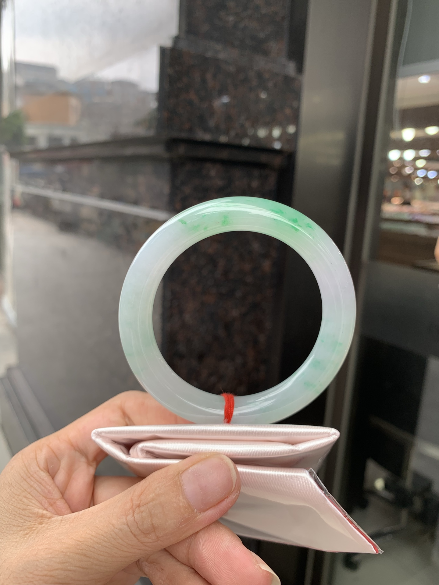 白底青阳绿圆条 54.6-9.5-9.5 0629-N1108-2 打灯细纹，底妆冰润，满圈飘阳绿花