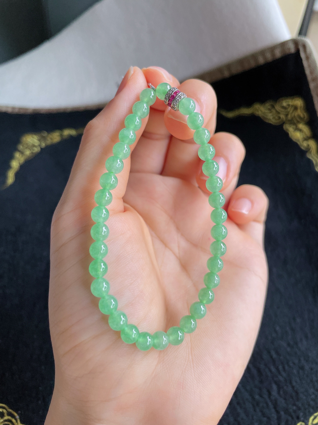 缅甸天然翡翠A货，冰满绿晴绿手串，尺寸：5.2mm。【编3547】