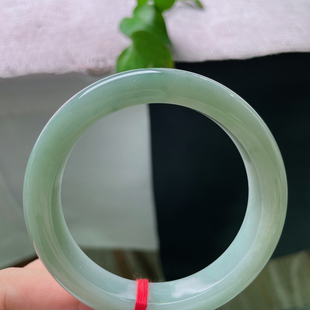 53.8/11.8/8.7，蓝底正圈，晶体纹，油润晴水，质地细腻通透，素雅耐看。ss57068a