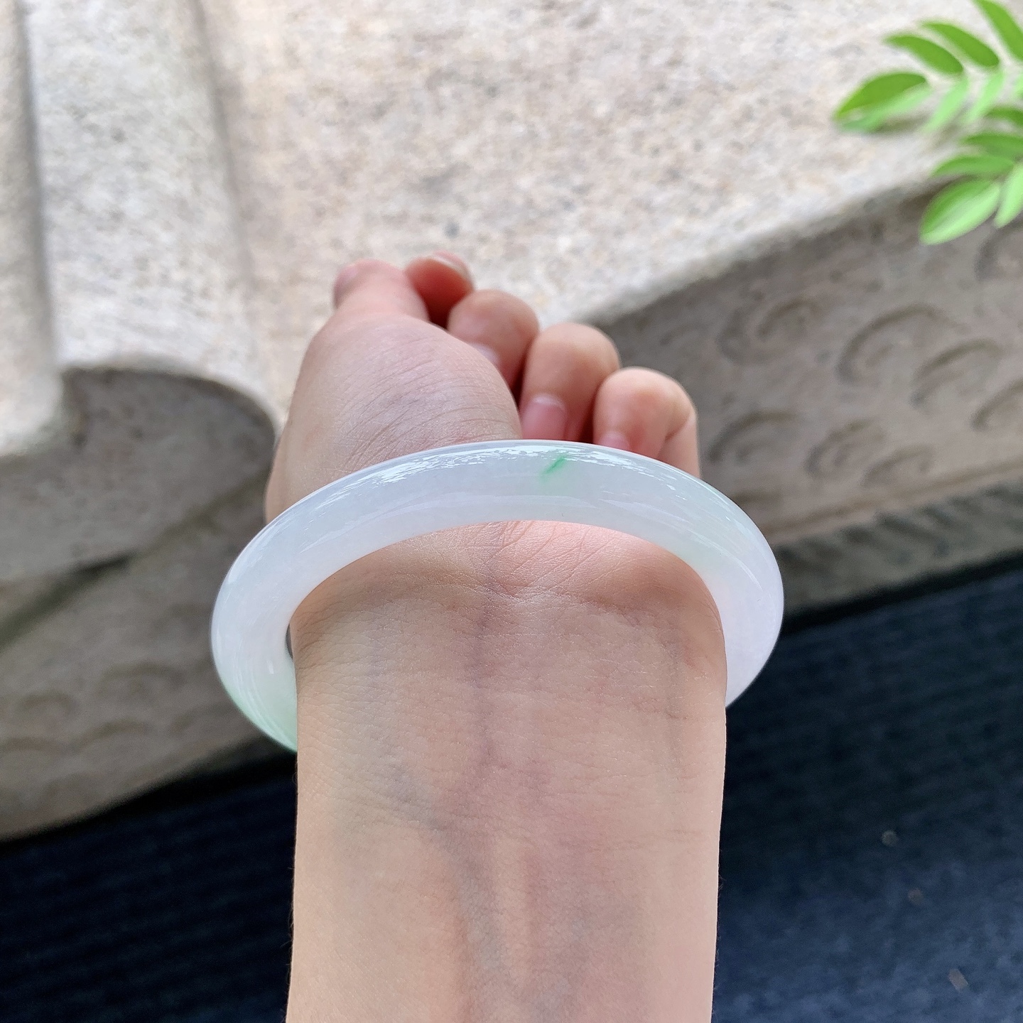 圆条55 56【圈口】56.4/8.4/9.2【编码】C5062903【描述】细糯飘绿，水润，种老，细腻，打灯有棉线