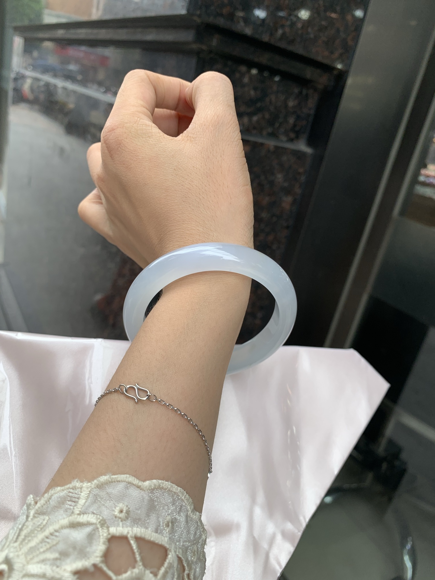 冰飘花正圈 57.5-8.1-11.7 0629-N1111 打灯细纹，不影响，底妆胶润细腻，冰底中开出了朵朵兰花，飘花灵动飘逸，勾勒出一幅唯美诗意的山水意境画，古典优雅又秀气