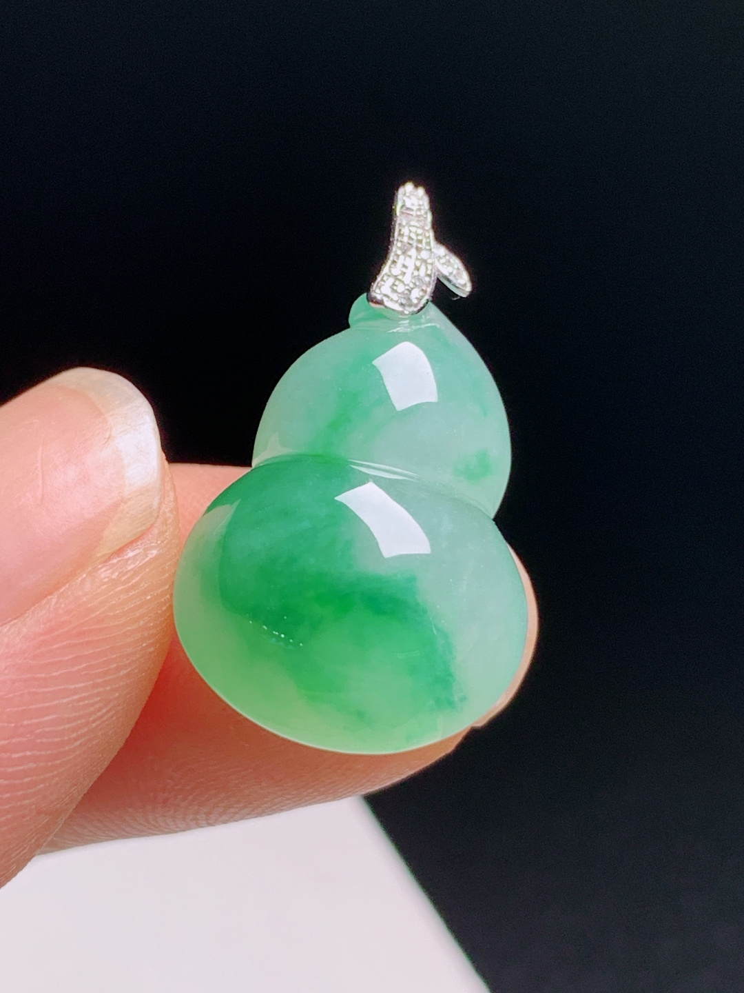 冰飘阳绿葫芦吊坠，水润通透翠色均匀，福禄相伴 030627