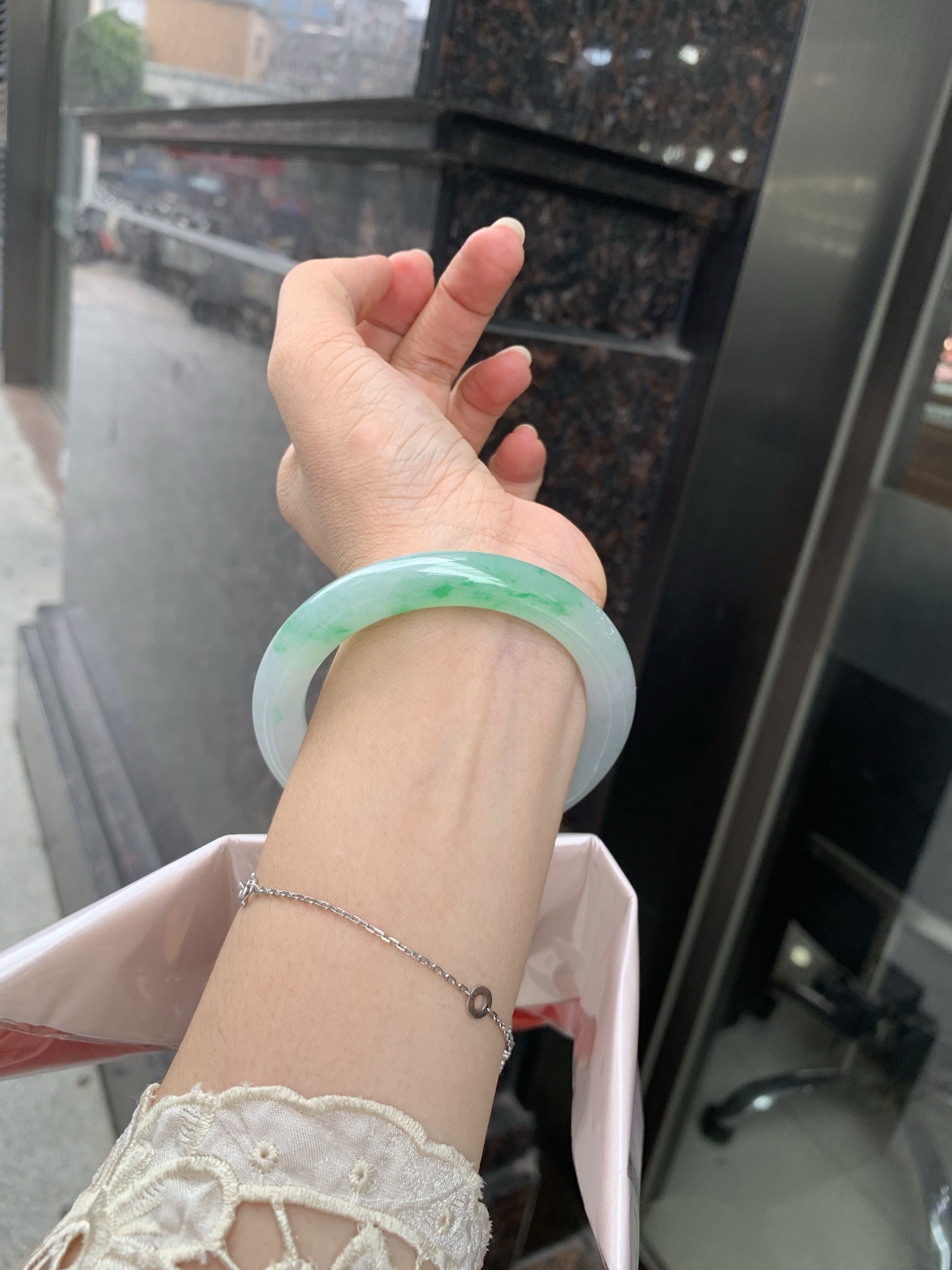 白底青阳绿圆条 0629-N1108-1 打灯细纹，底妆冰润，半圈阳绿花点缀，腕间风华，干净纯净的底色上，一抹翠色肆意流淌，宛如春日里的繁华盛景