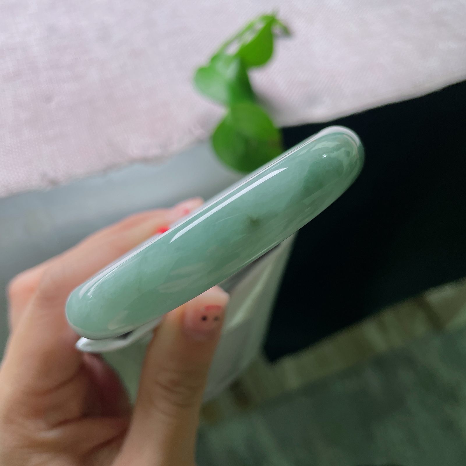 58/12.2/9.1，蓝底正圈，皮纹，浅晴底玉镯缀一抹艳红，红运当头，温婉藏吉兆。ss54064a。