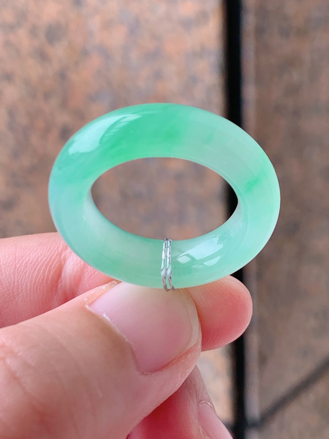 冰飘绿指环戒圈，水润清新翠色飘逸，素面圆环简约百搭，平安顺遂