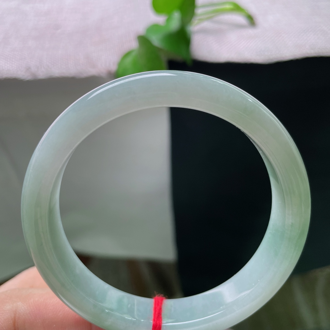 57.2/12.1/8.7，绿底正圈，无裂，浅冰晴水细润，清浅灵动，清爽显嫩满是少女青春感。ss57270a。