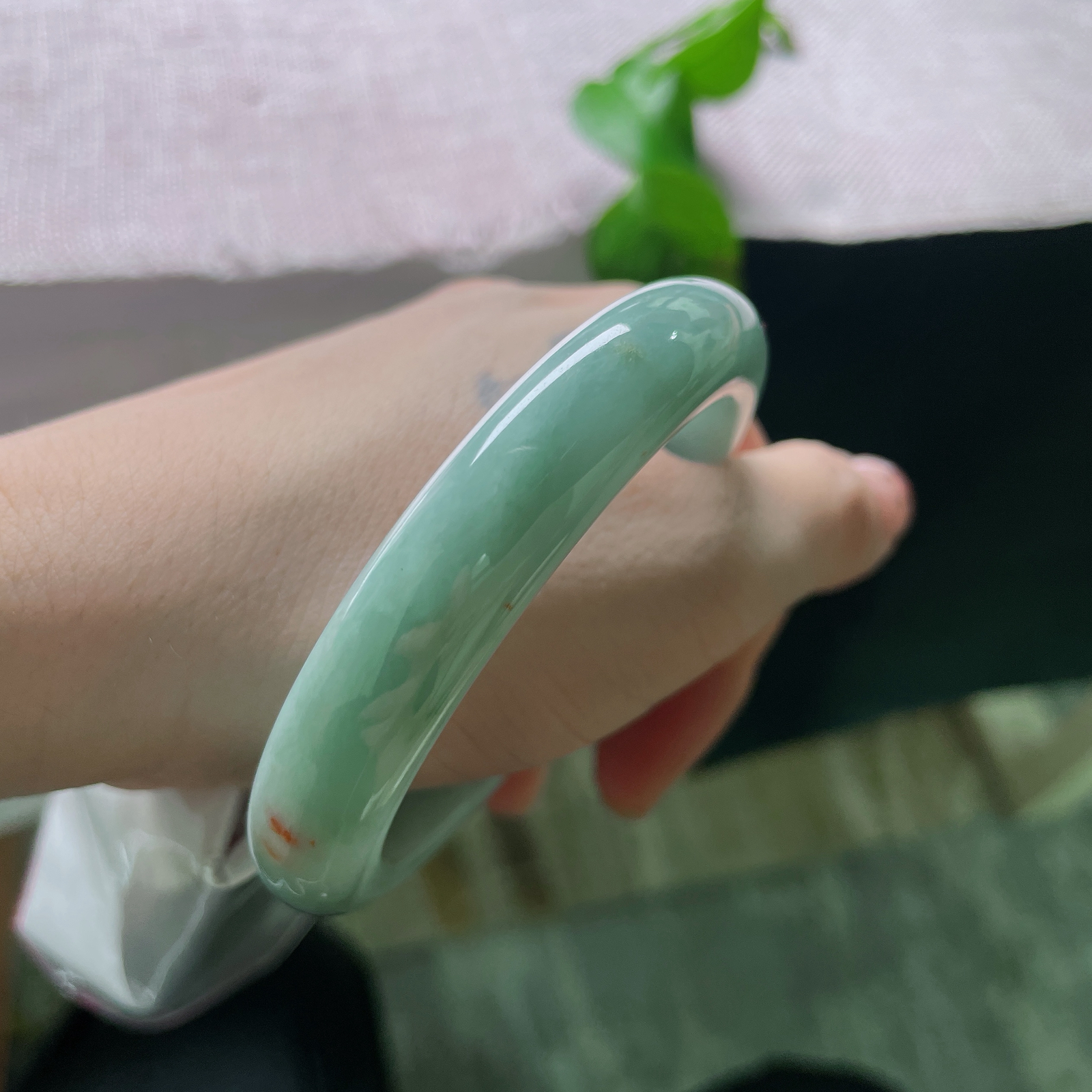 58/12.2/9.1，蓝底正圈，皮纹，浅晴底玉镯缀一抹艳红，红运当头，温婉藏吉兆。ss54064a。