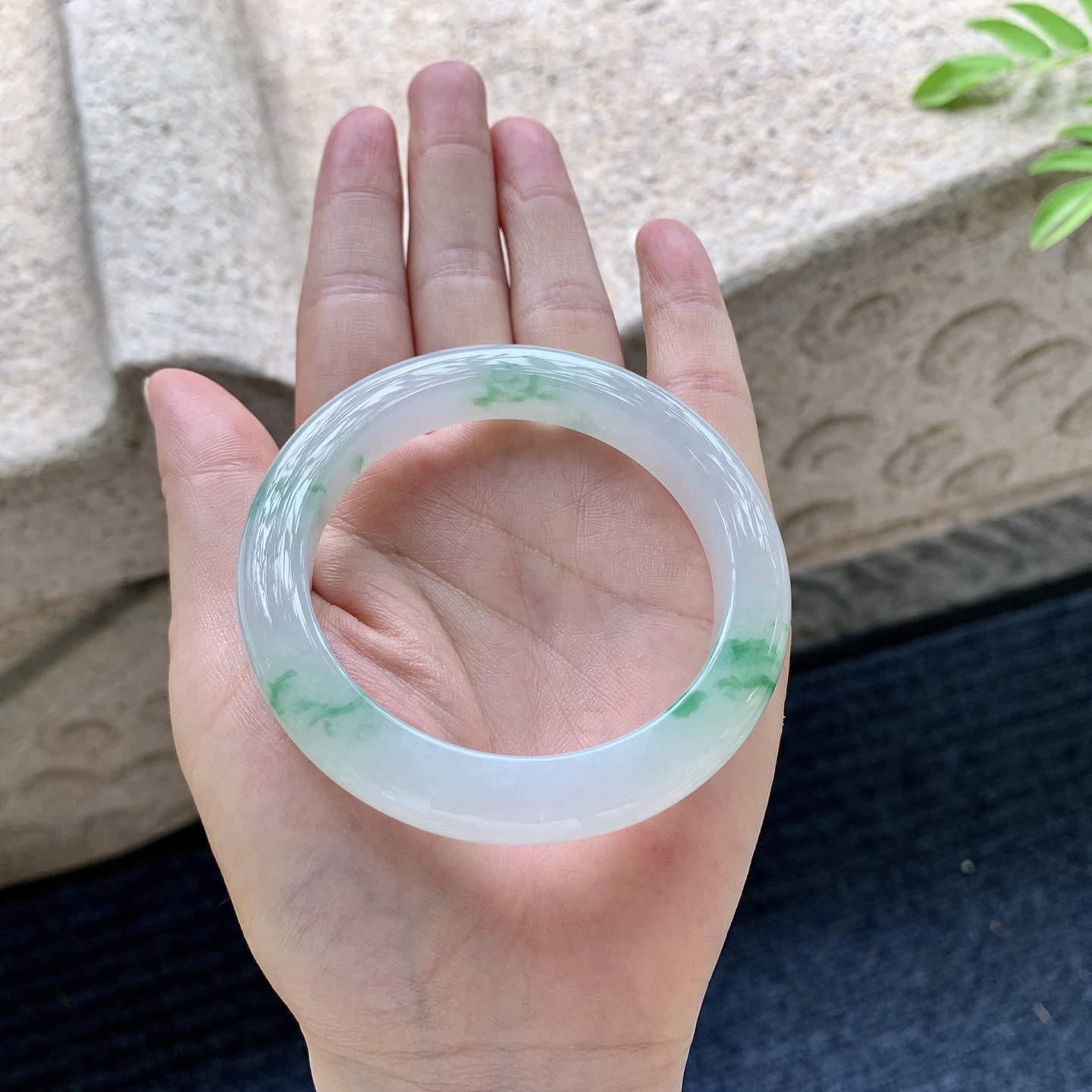 正圈53 54【圈口】54/9.7/9【编码】G7063024【描述】冰糯飘绿，水润，种老，细腻，无裂