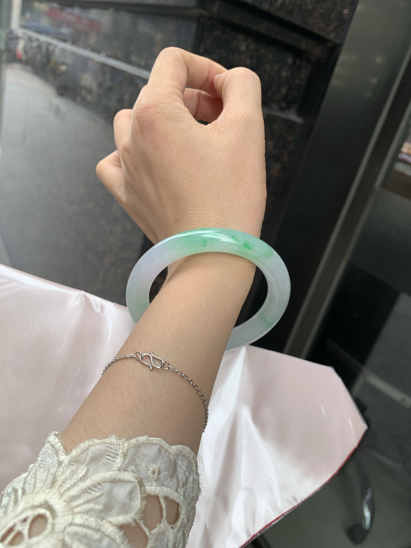 白底青阳绿圆条 54.6-9.5-9.5 0629-N1108-2 打灯细纹，底妆冰润，满圈飘阳绿花点缀，腕间风华，干净纯净的底色上，一抹翠色肆意流淌，宛如春日里的繁华盛景