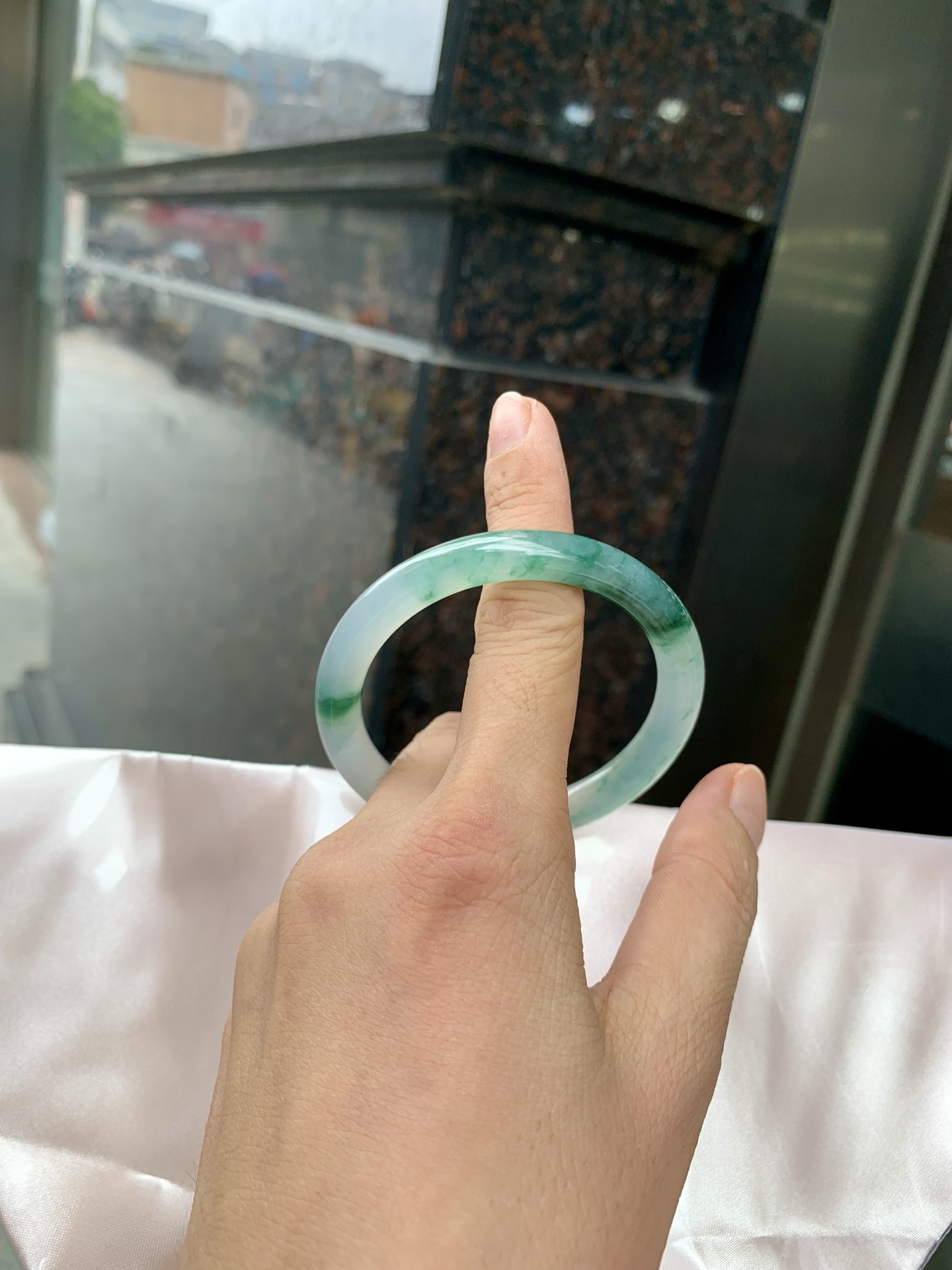 冰墨绿花美人条 51.2-7.2-7.2 0629-N1107 打灯细纹，底妆冰润，烟雨入江南，丹青水墨，朦胧江南的意境镯，青花瓷般的冰飘蓝花水墨画，妙笔丹青笔墨如画，镯子青白分明如盈盈碧水莹润水灵山水画，飘逸灵动的画色倘徉在水光中泛起阵阵涟漪。