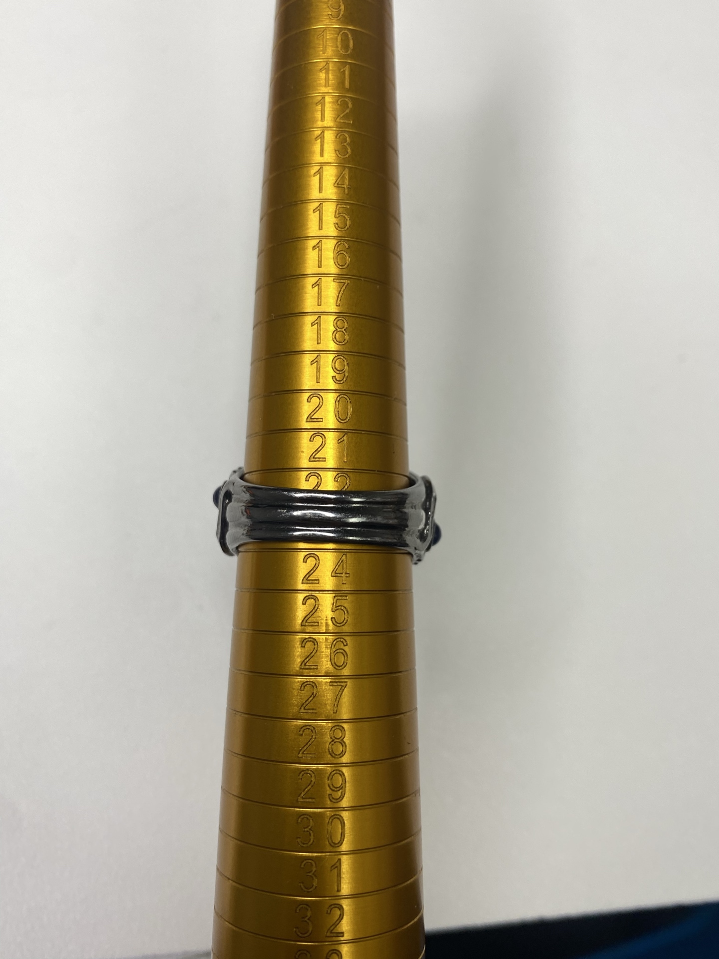 G16759:【墨翠龙爪戒指】    18K黑金重金镶嵌    产地   缅甸     黑度极黑   老坑高冰     种老起胶     帝王绿底色  品质极高   性比超高  ️️，22.1
