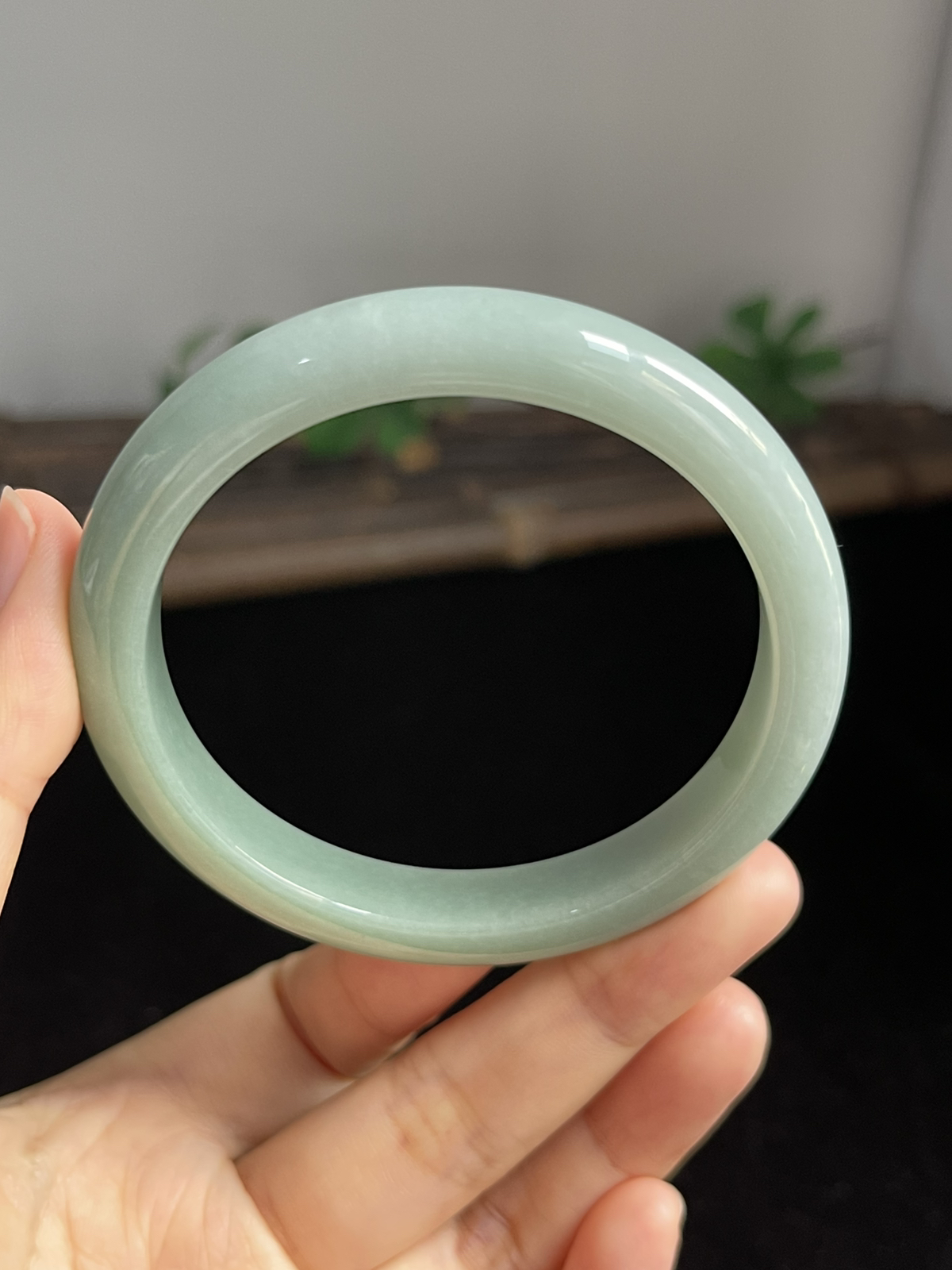 正圈55.6圈口，翡翠糯化种淡绿色手镯