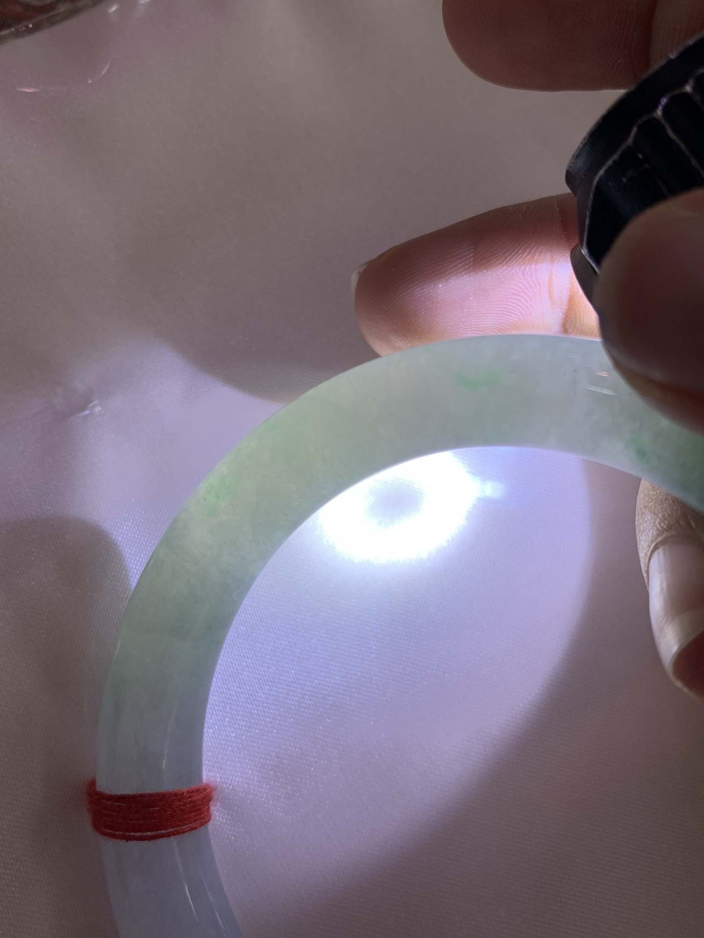 白底青阳绿圆条 0629-N1108-1 打灯细纹，底妆冰润，半圈阳绿花点缀，腕间风华，干净纯净的底色上，一抹翠色肆意流淌，宛如春日里的繁华盛景