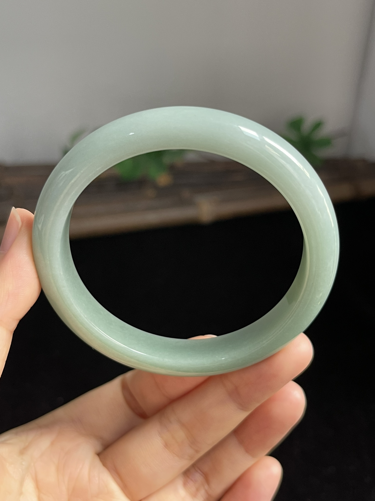 正圈55.6圈口，翡翠糯化种淡绿色手镯