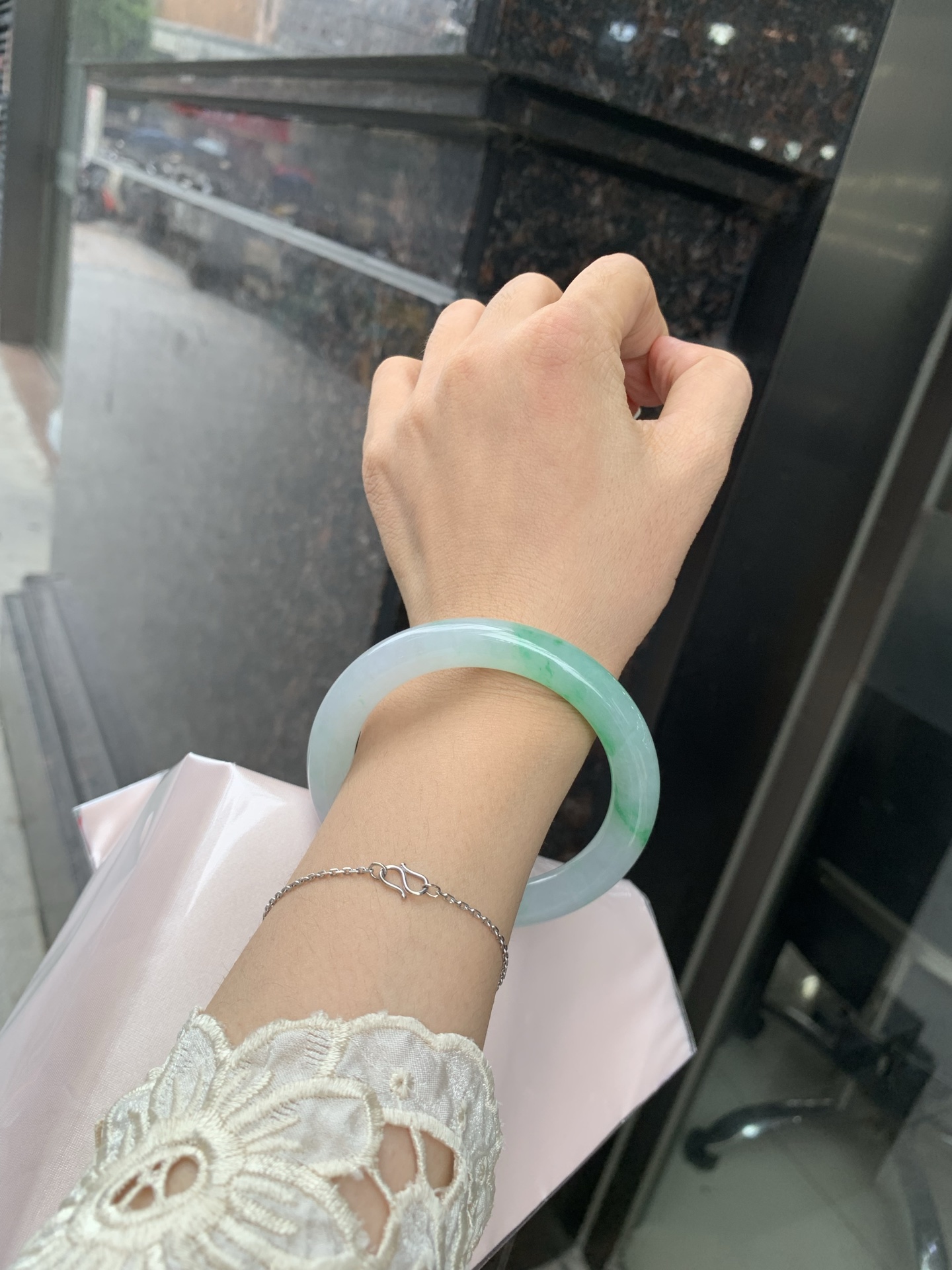 白底青阳绿圆条 0629-N1108-1 打灯细纹，底妆冰润，半圈阳绿花点缀，腕间风华，干净纯净的底色上，一抹翠色肆意流淌，宛如春日里的繁华盛景
