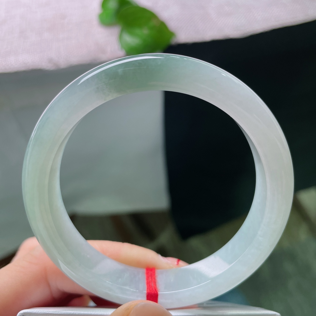 绿底正圈，无裂，半山半水冰种，莹光流转通透温润，上手自带温润珠光宝气。ss52444a。
