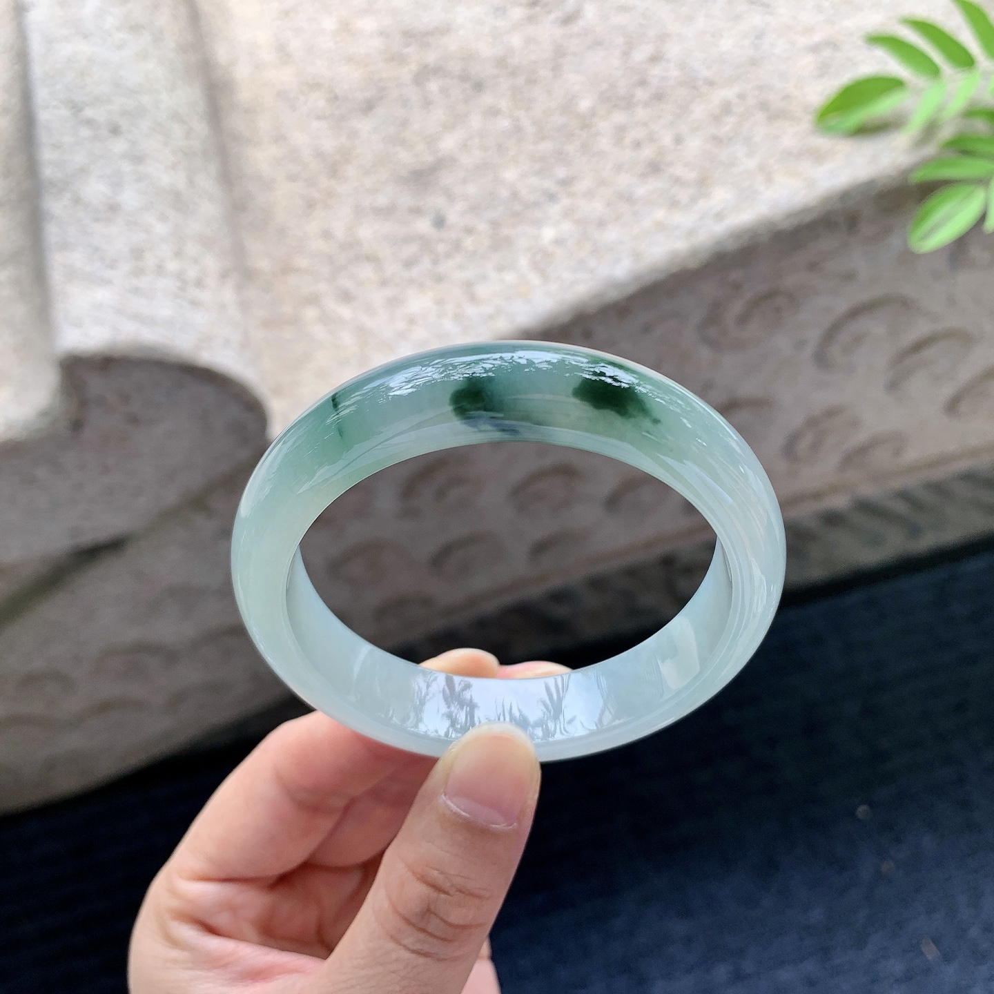 正圈54 55【圈口】55/13/7.7【编码】HJ063006【描述】冰糯飘绿，水润，种老，细腻，无裂