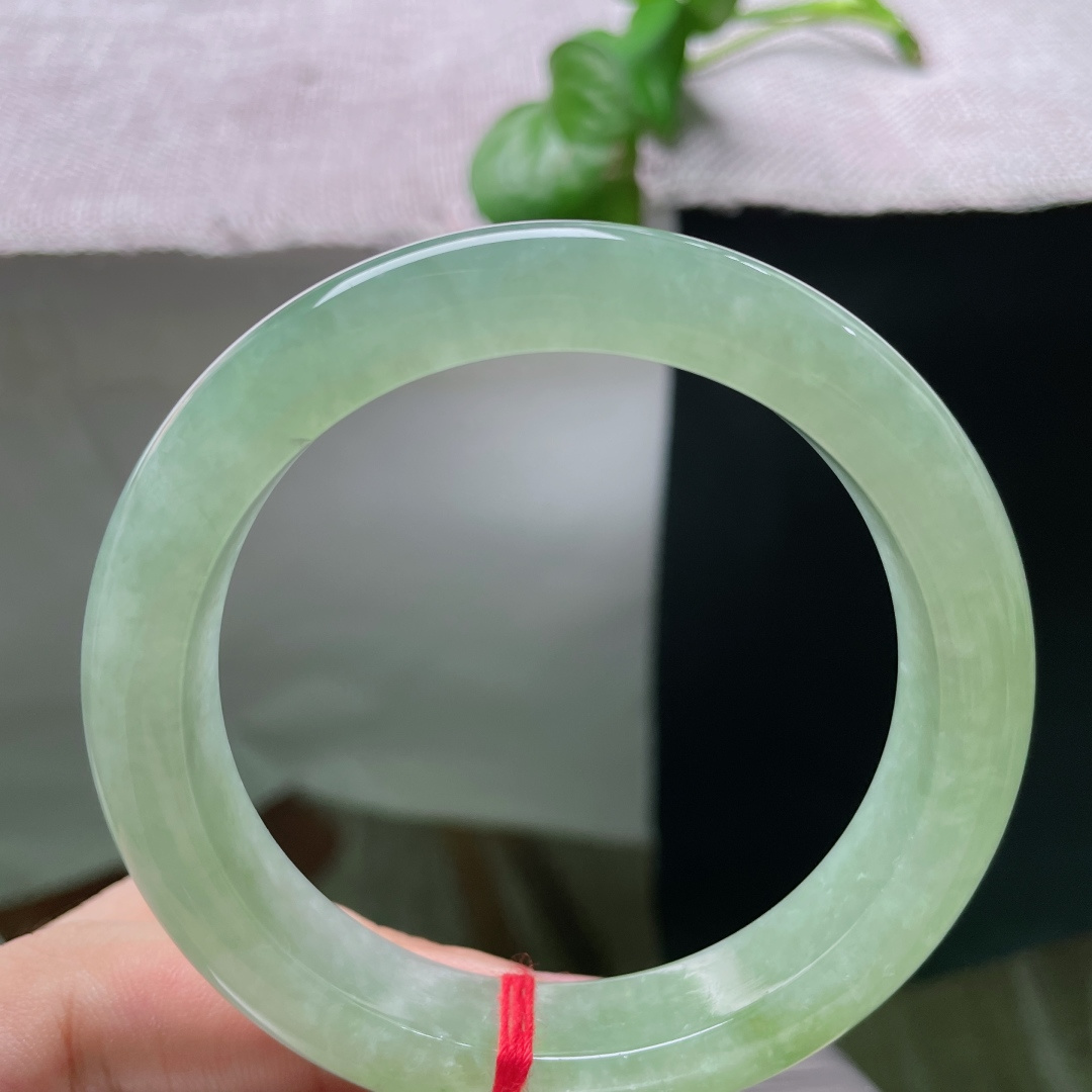 56.8/12.2/9.6，绿底正圈，有纹，浅绿晴水，清透冰润，上手自带一整份夏日凉爽清意。ss54973a。