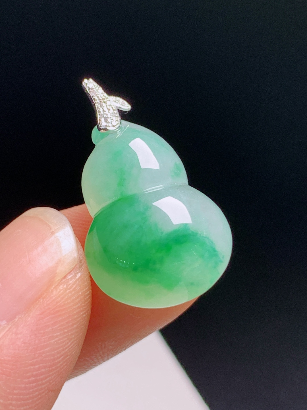 冰飘阳绿葫芦吊坠，水润通透翠色均匀，福禄相伴 030627
