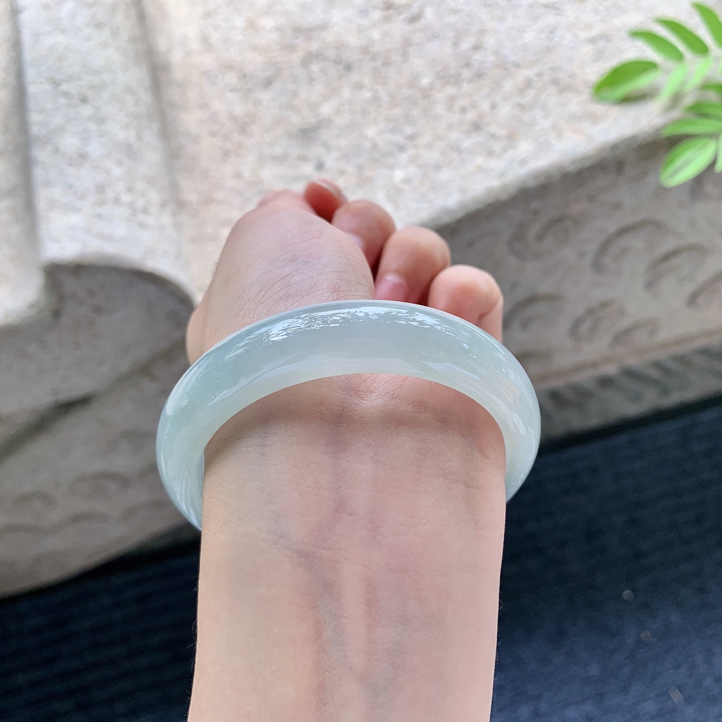 正圈54 55【圈口】55/13/7.7【编码】HJ063006【描述】冰糯飘绿，水润，种老，细腻，无裂