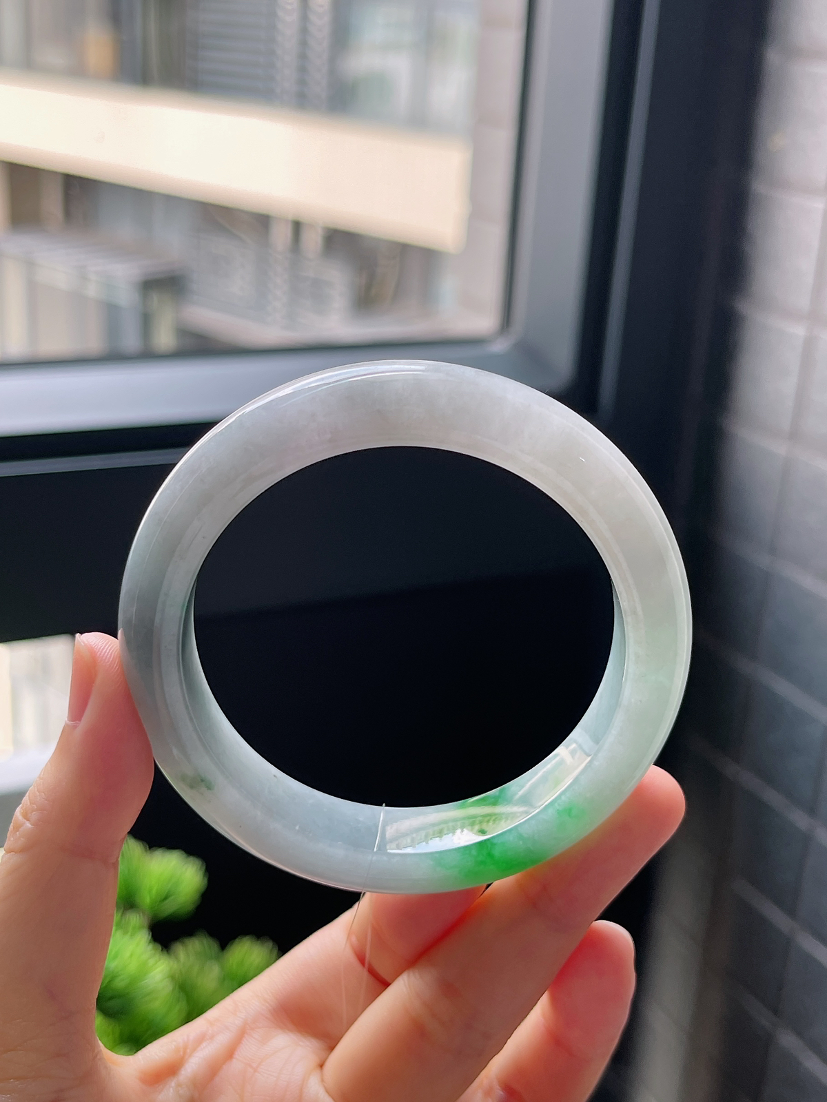 正圈55.6圈口，翡翠糯化种飘绿手镯