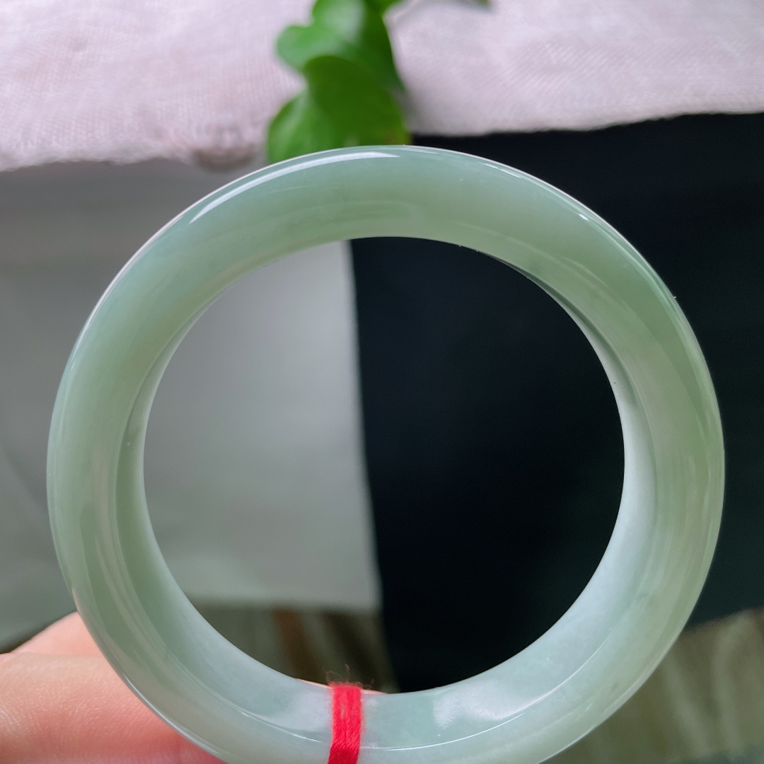 53.8/11.8/8.7，蓝底正圈，晶体纹，油润晴水，质地细腻通透，素雅耐看。ss57068a