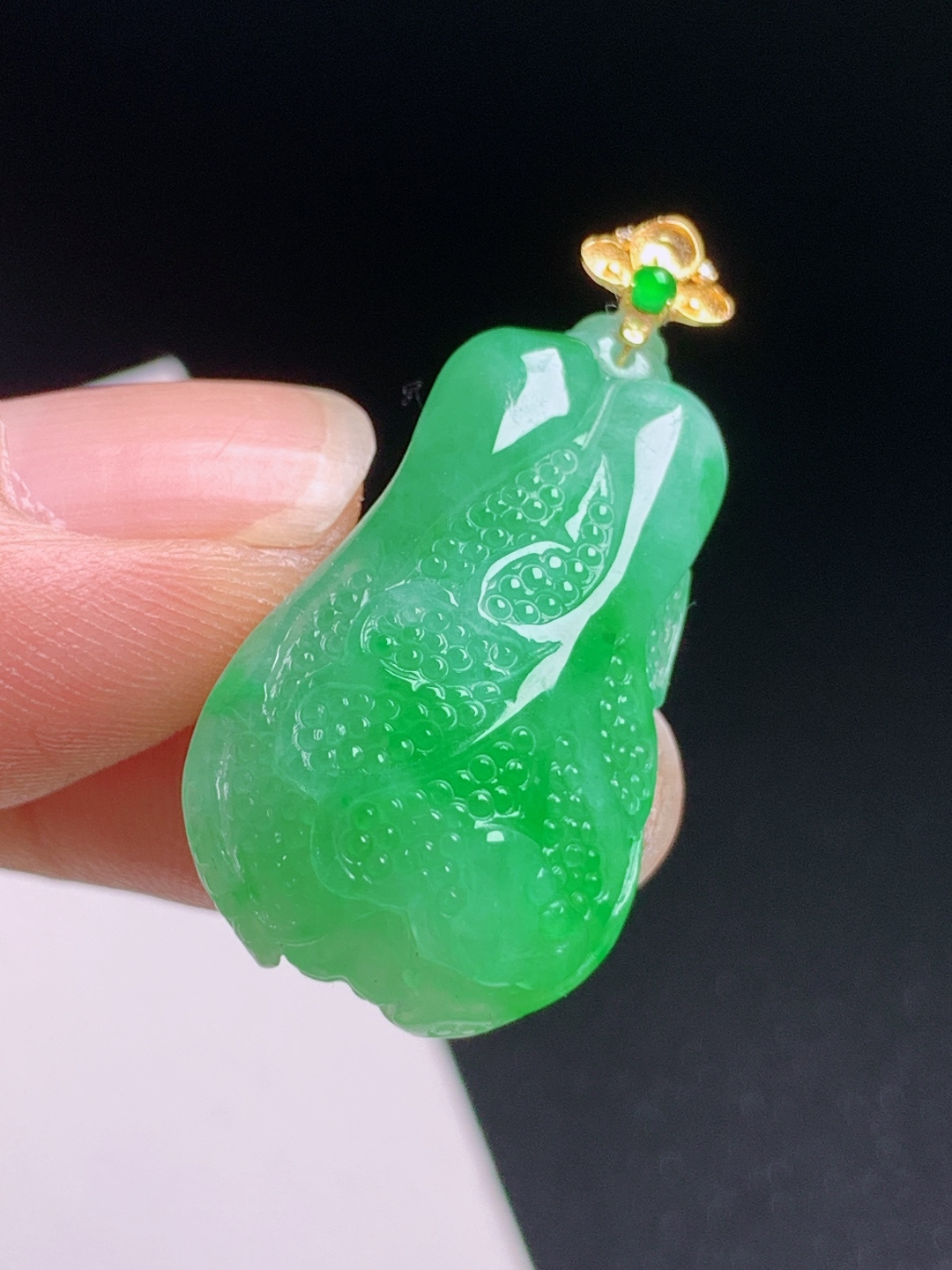 正阳绿白菜吊坠，水润鲜亮立体雕刻，招财纳福 裸石28.1-15.5-9.8 整体32.7 470628
