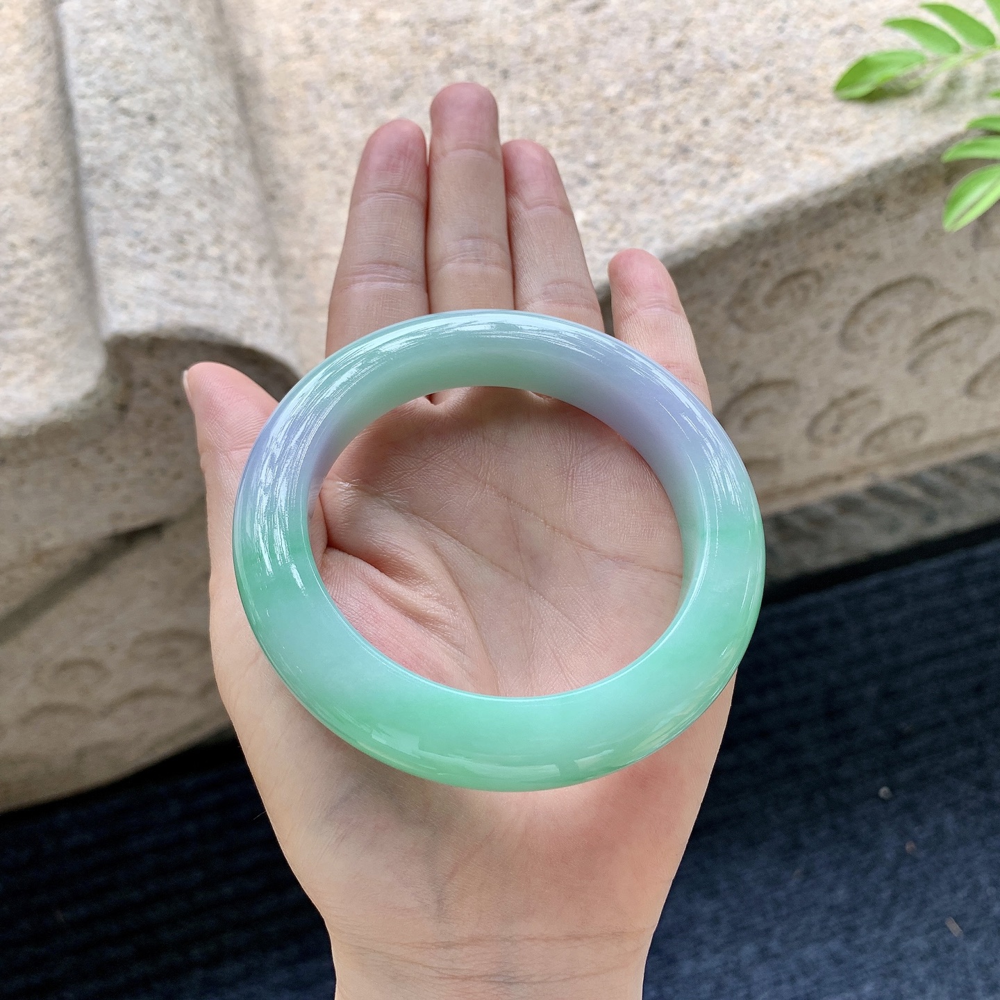 正圈56 57【圈口】57.8/12.5/11【编码】HJ063001【描述】春彩，水润，种老，细腻，无裂