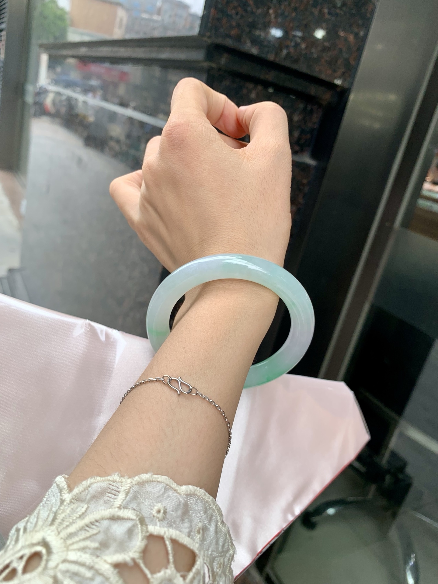 白底青阳绿圆条 54.6-9.5-9.5 0629-N1108-2 打灯细纹，底妆冰润，满圈飘阳绿花点缀，腕间风华，干净纯净的底色上，一抹翠色肆意流淌，宛如春日里的繁华盛景