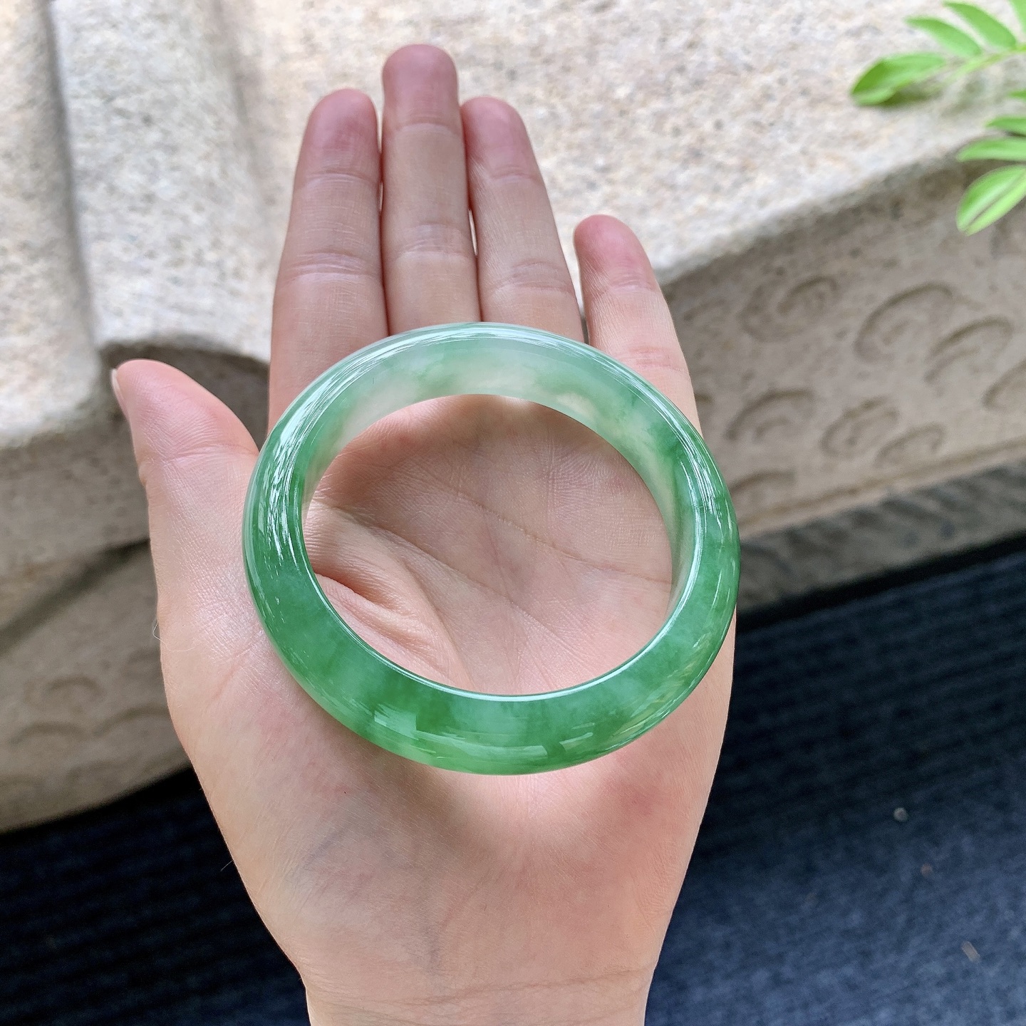 正圈 圈口52.5/12.7/8 编码WW063022 描述冰糯辣绿，水润，种老，细腻，打灯有絮线