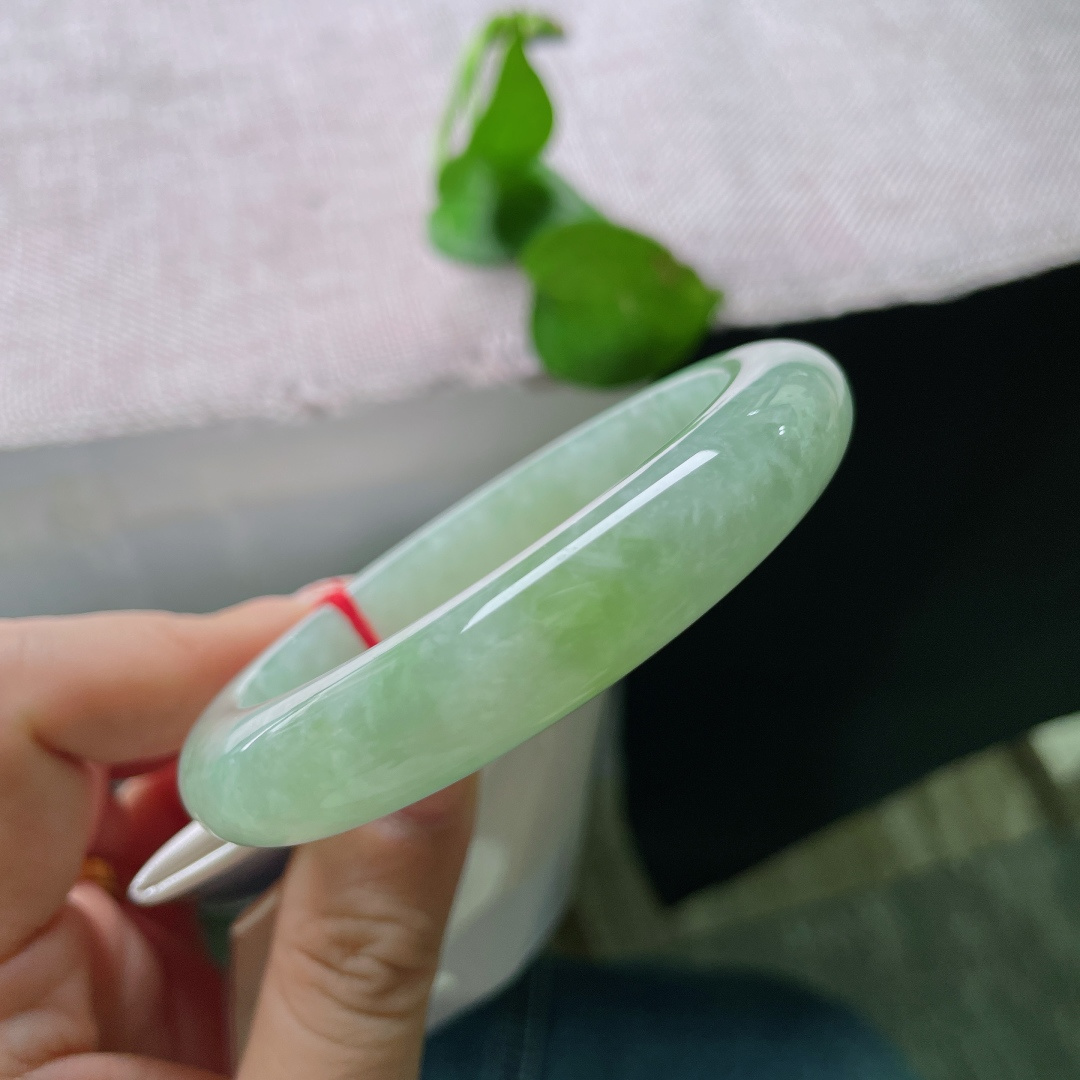56.3/12/8.6，绿底正圈，无裂，浅嫩晴水，清透似山间清泉，上手自带夏日清爽凉意。ss54982a。