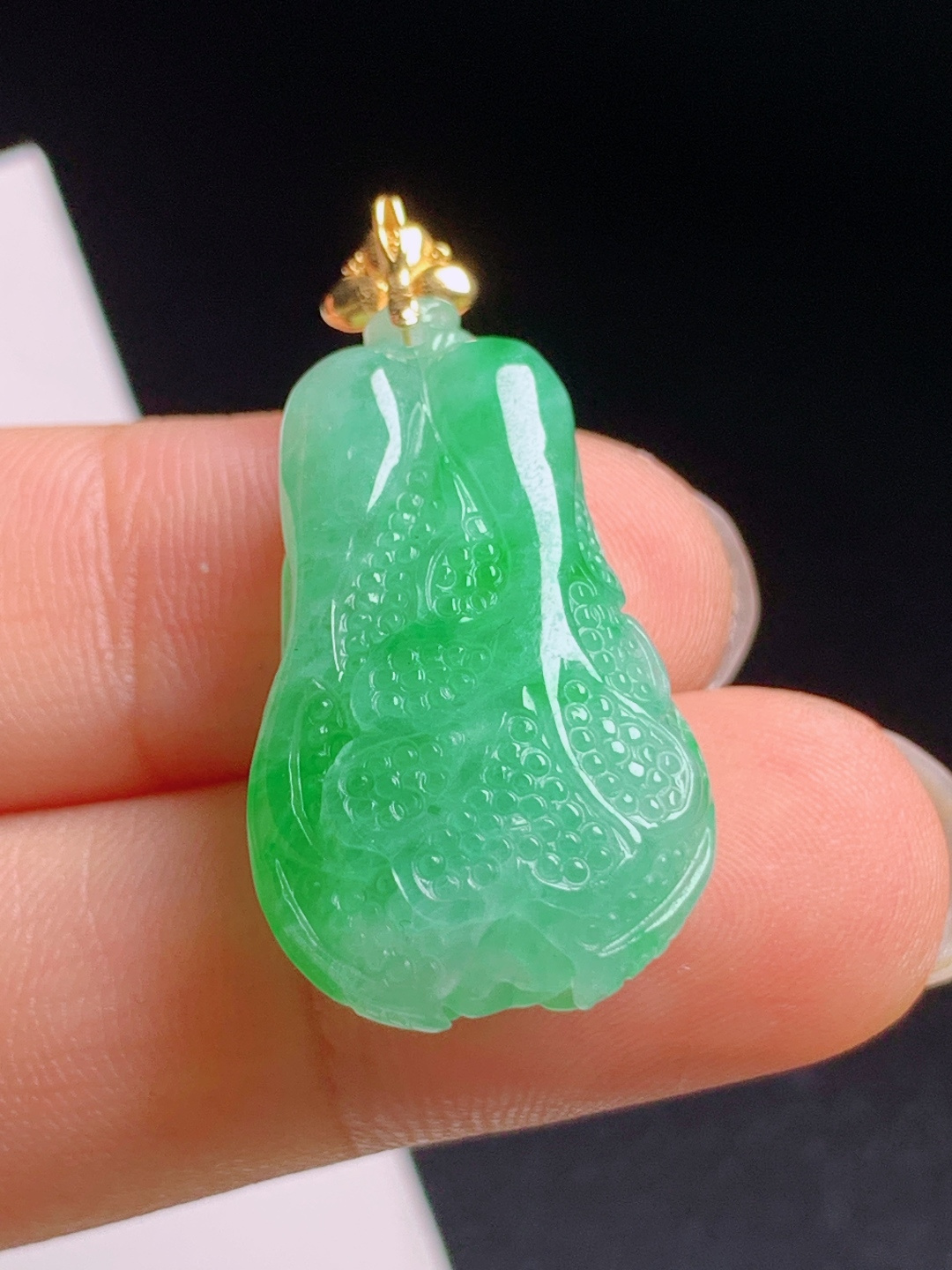 正阳绿白菜吊坠，水润鲜亮立体雕刻，招财纳福 裸石28.1-15.5-9.8 整体32.7 470628