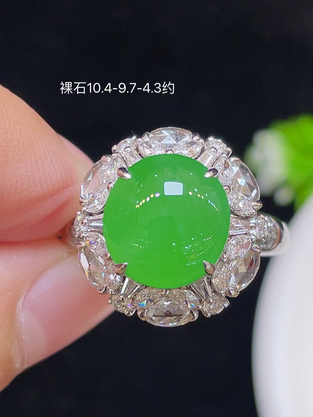 大件饱满，通透水润，玉质细腻，翠色鲜艳，18k金奢华钻石镶嵌️，10.4-9.7-4.3