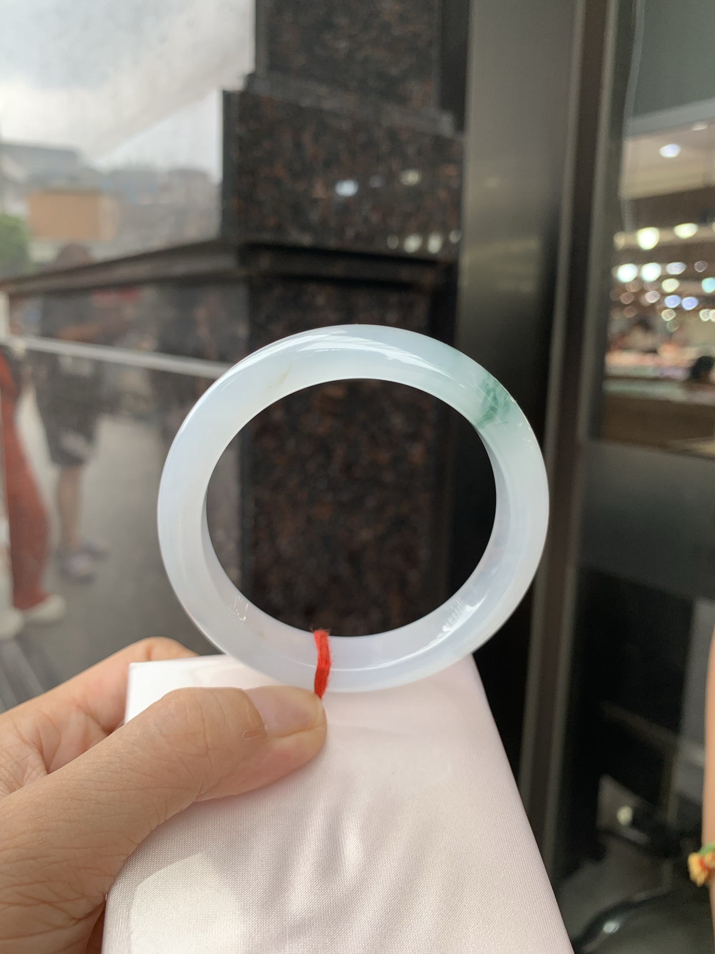 冰飘花正圈 57.5-8.1-11.7 0629-N1111 打灯细纹，不影响，底妆胶润细腻，冰底中开出了朵朵兰花，飘花灵动飘逸，勾勒出一幅唯美诗意的山水意境画，古典优雅又秀气
