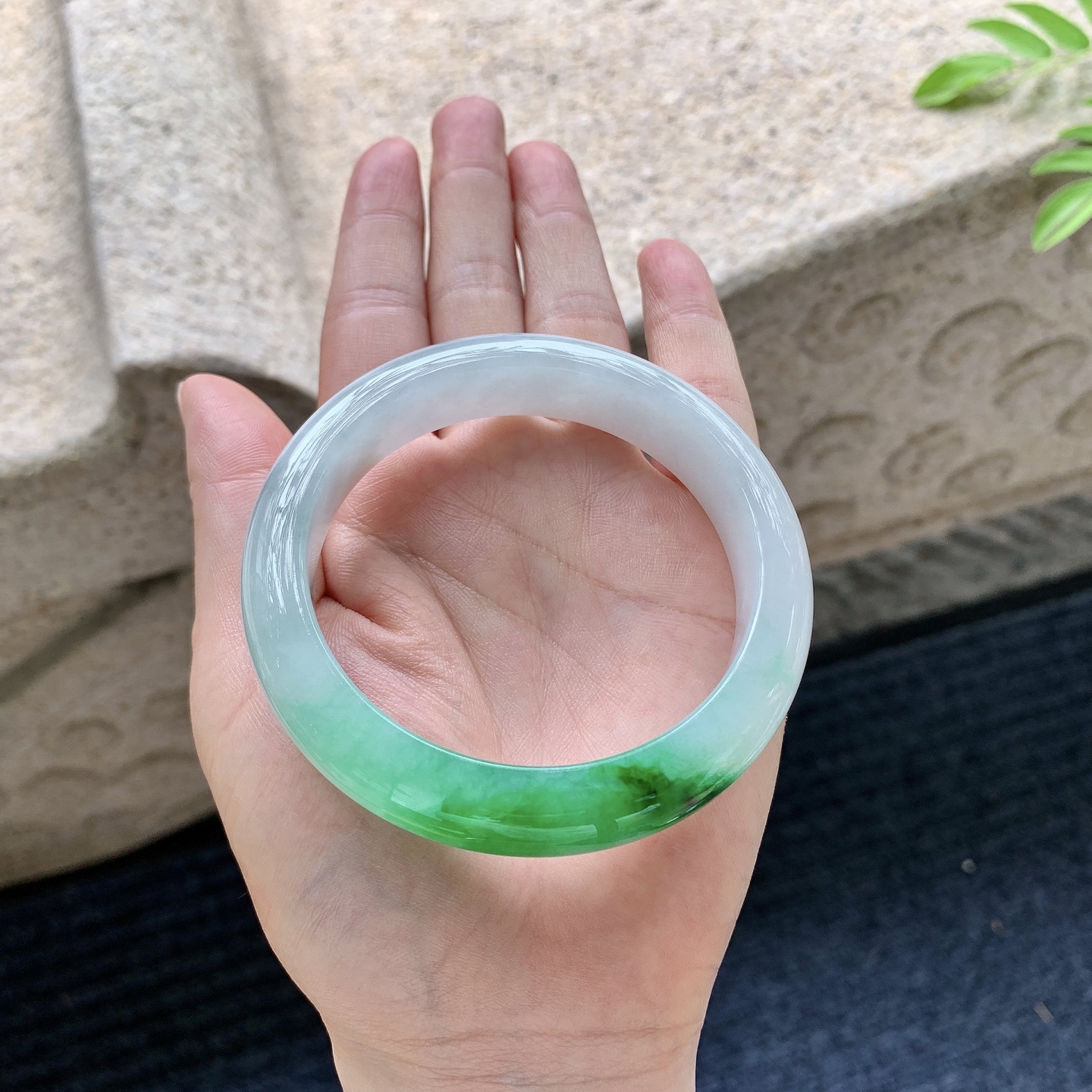 正圈58 59【编码】BM063037【描述】糯冰飘辣绿，水润，种老，细腻，打灯有棉线